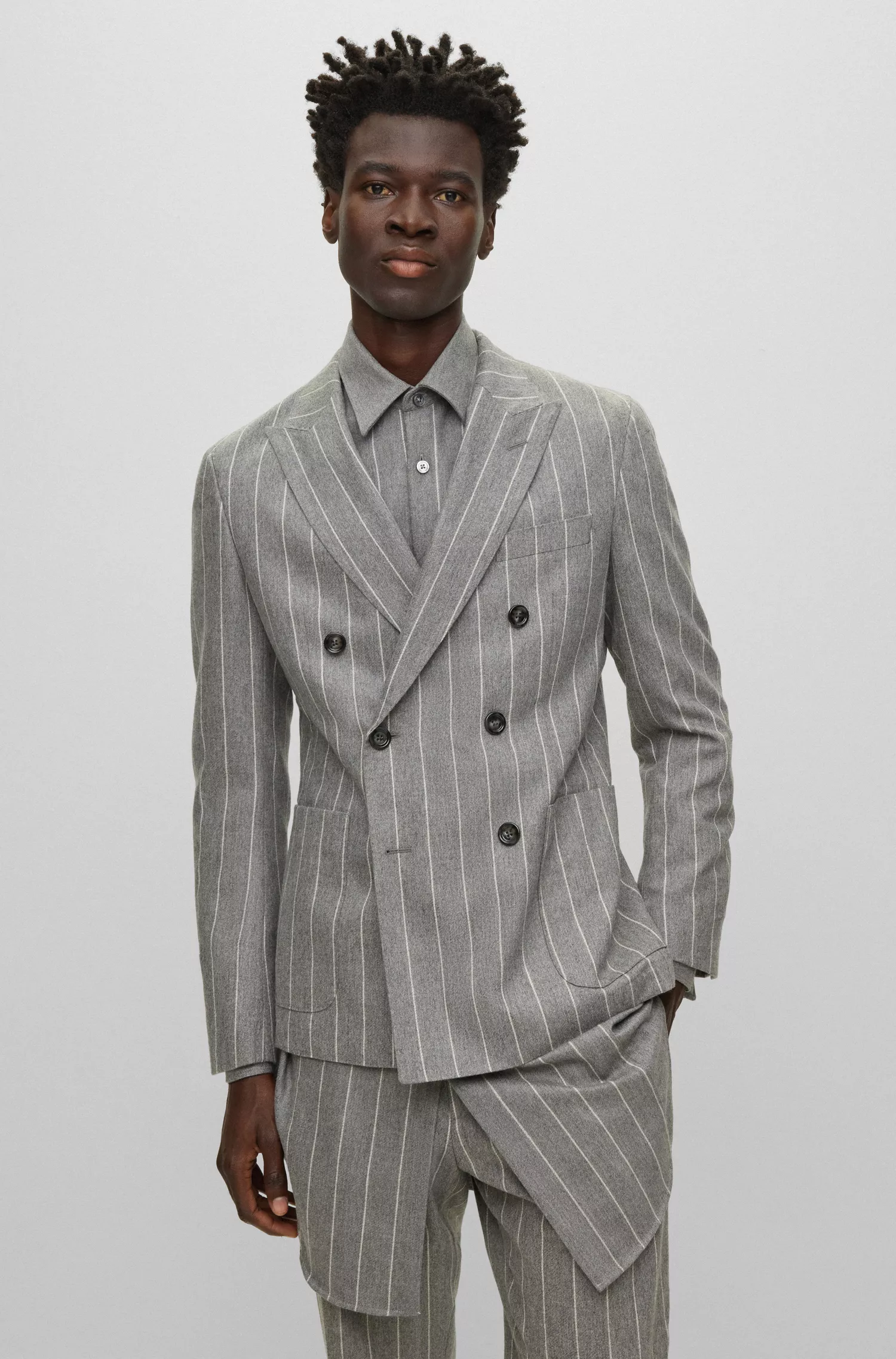 Terno BOSS preto de corte slim, em lã listrada e cashmere.