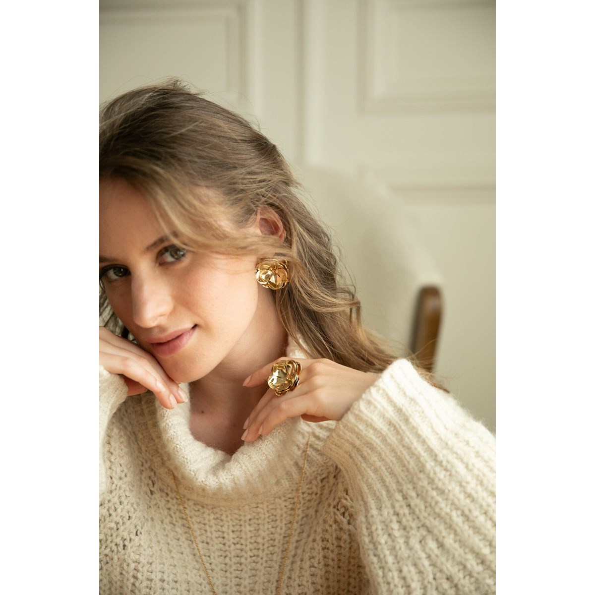 maxi boucles d'oreilles puces fleurs doré à l'or fin - AGLAÉ