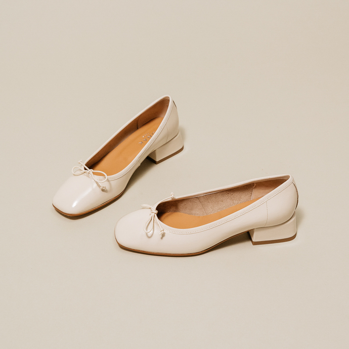 Ballerines à talons et bouts carrés  en vernis plissé écru