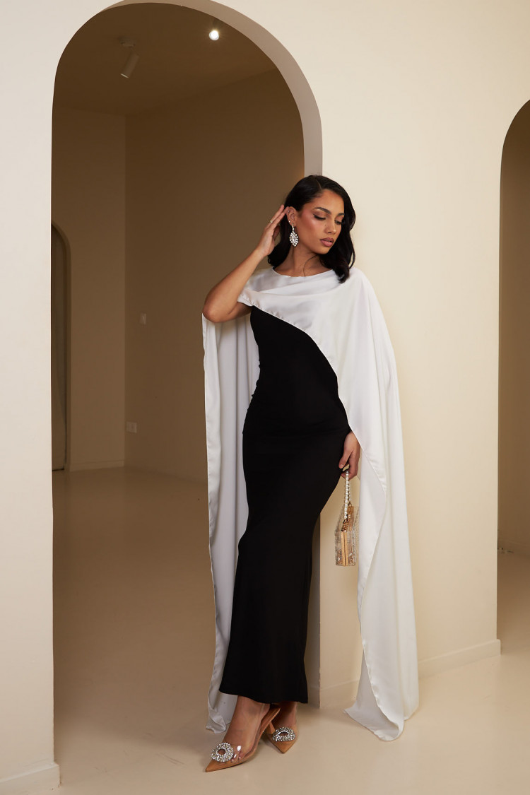 Robe noir ample satinée à empiècement voile blanc