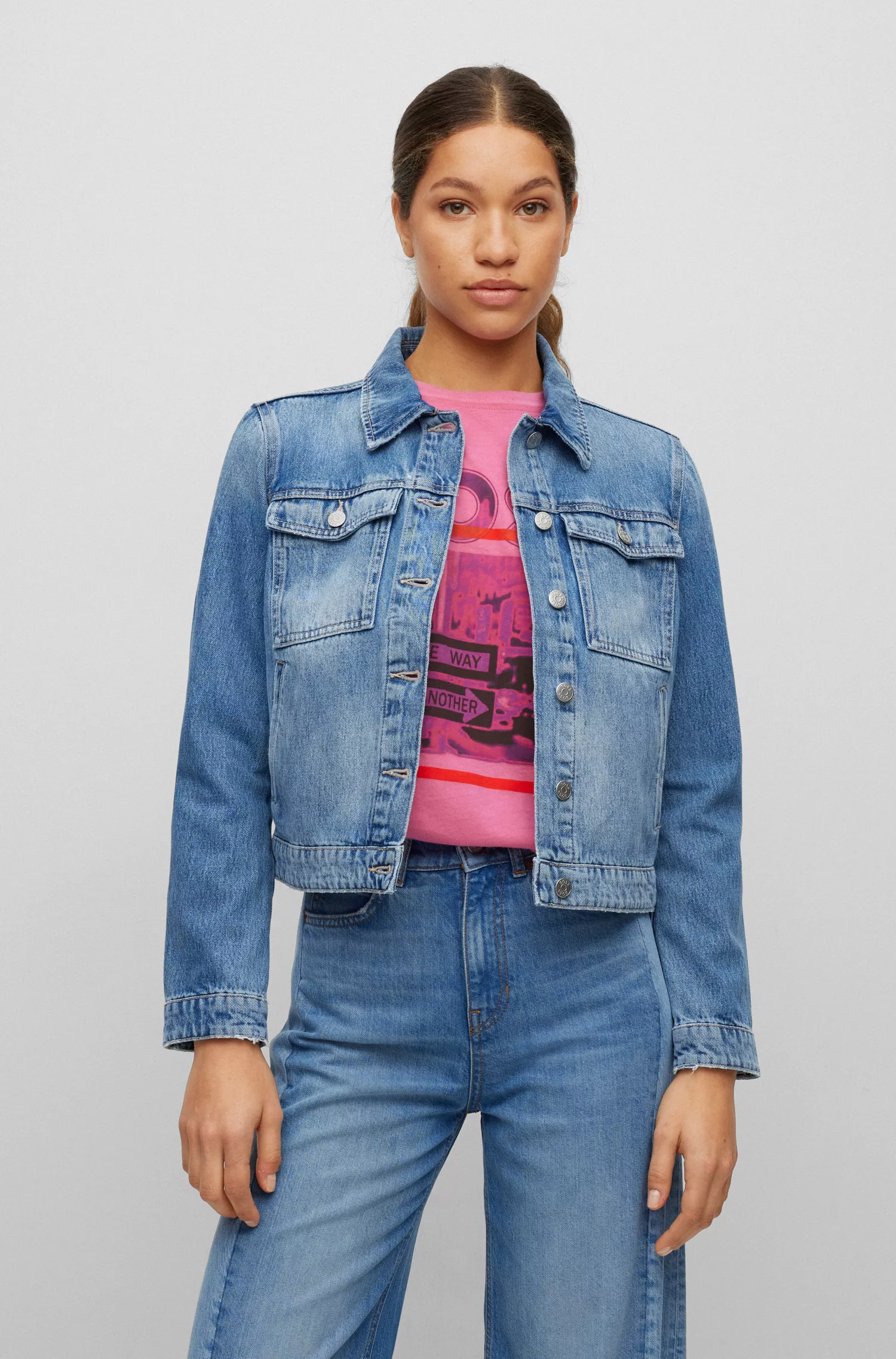 Jaqueta BOSS preta de corte regular em denim rígido azul
