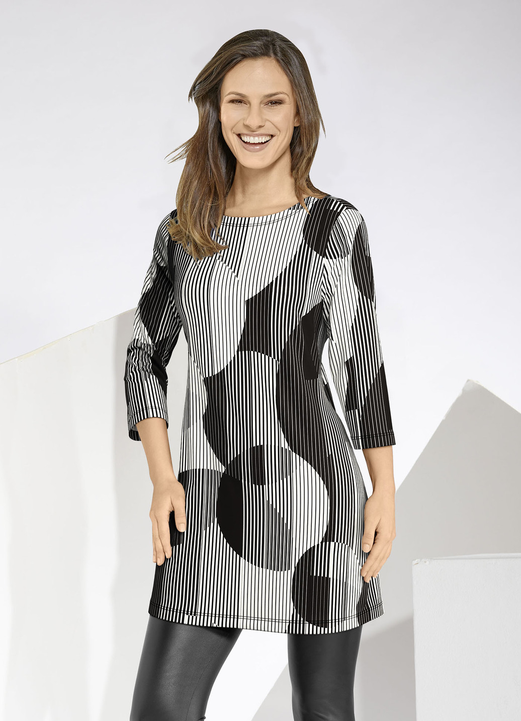 Longshirt mit farbbrillantem Allover-Druck