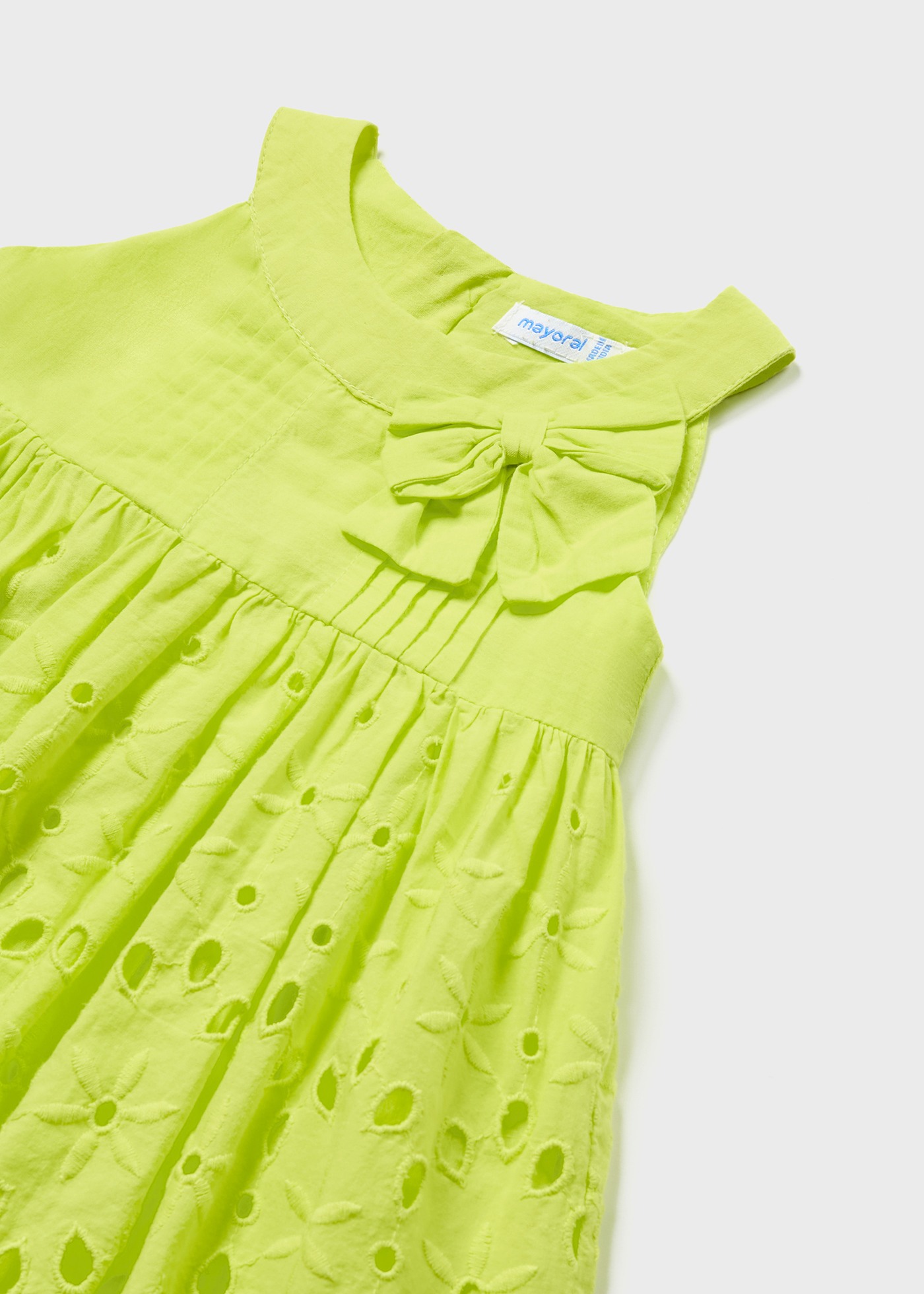 Vestido infantil com saia de algodão perfurada