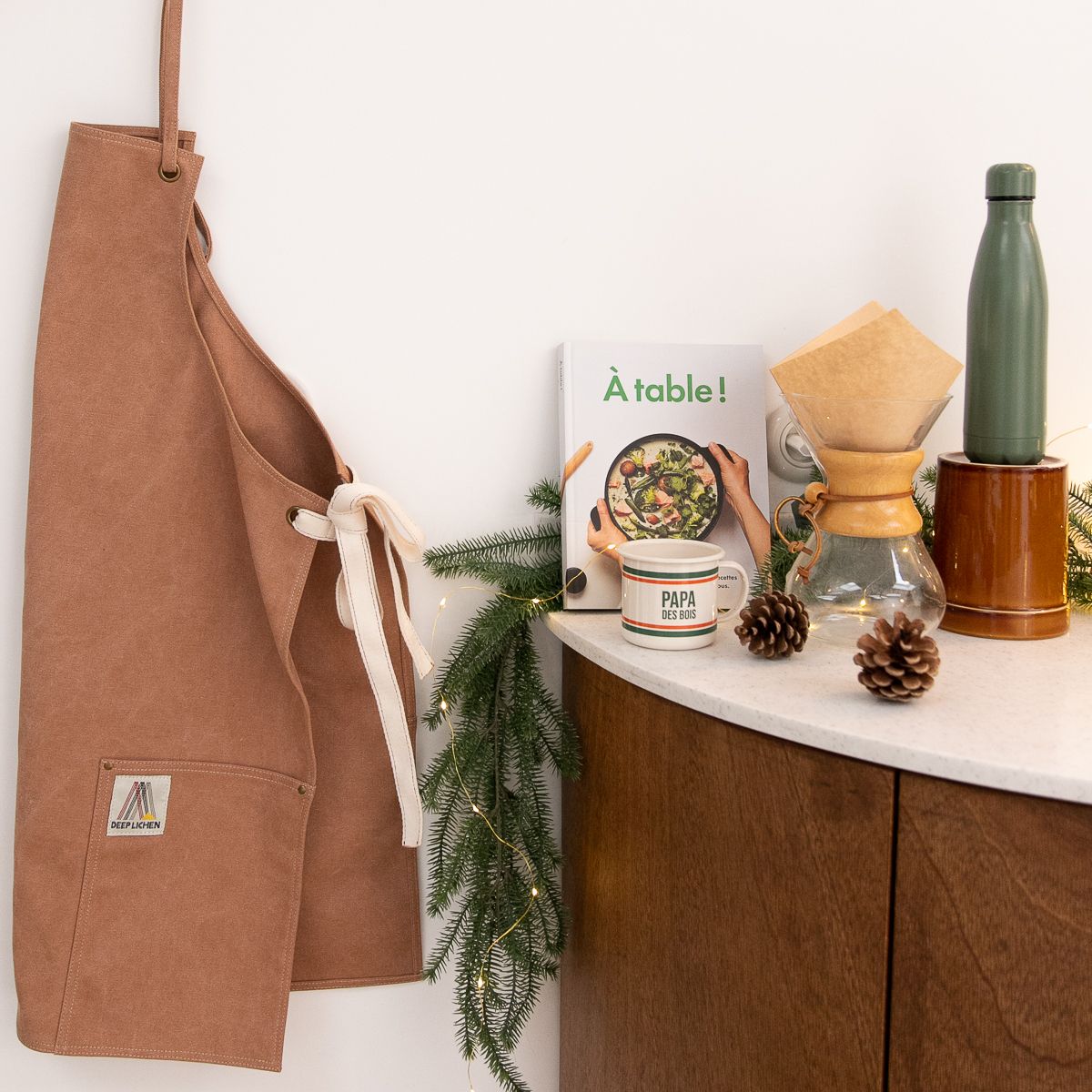 Tablier de cuisine marron .