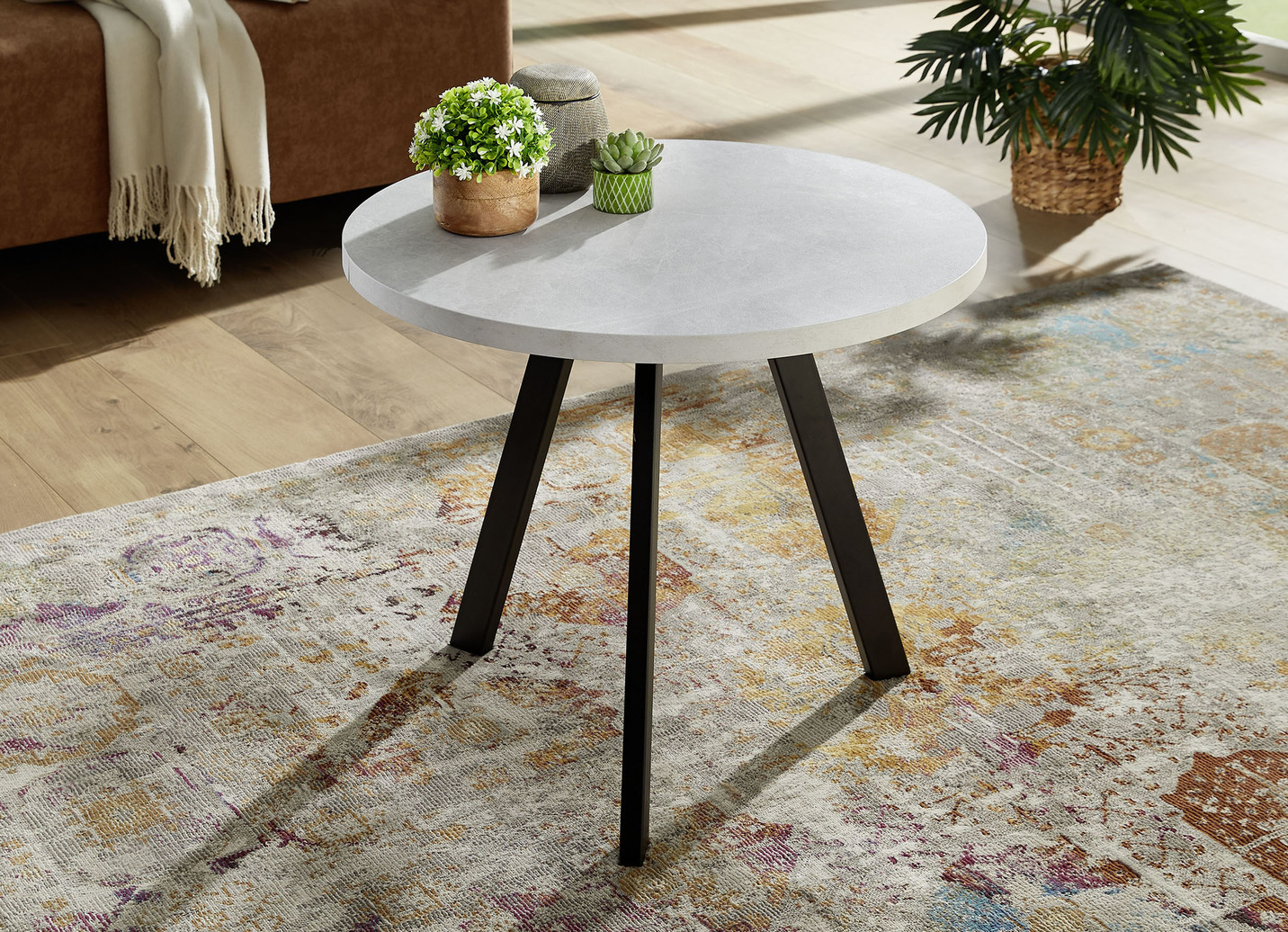 Raffinierter Couchtisch mit schwarzen Metallfüßen