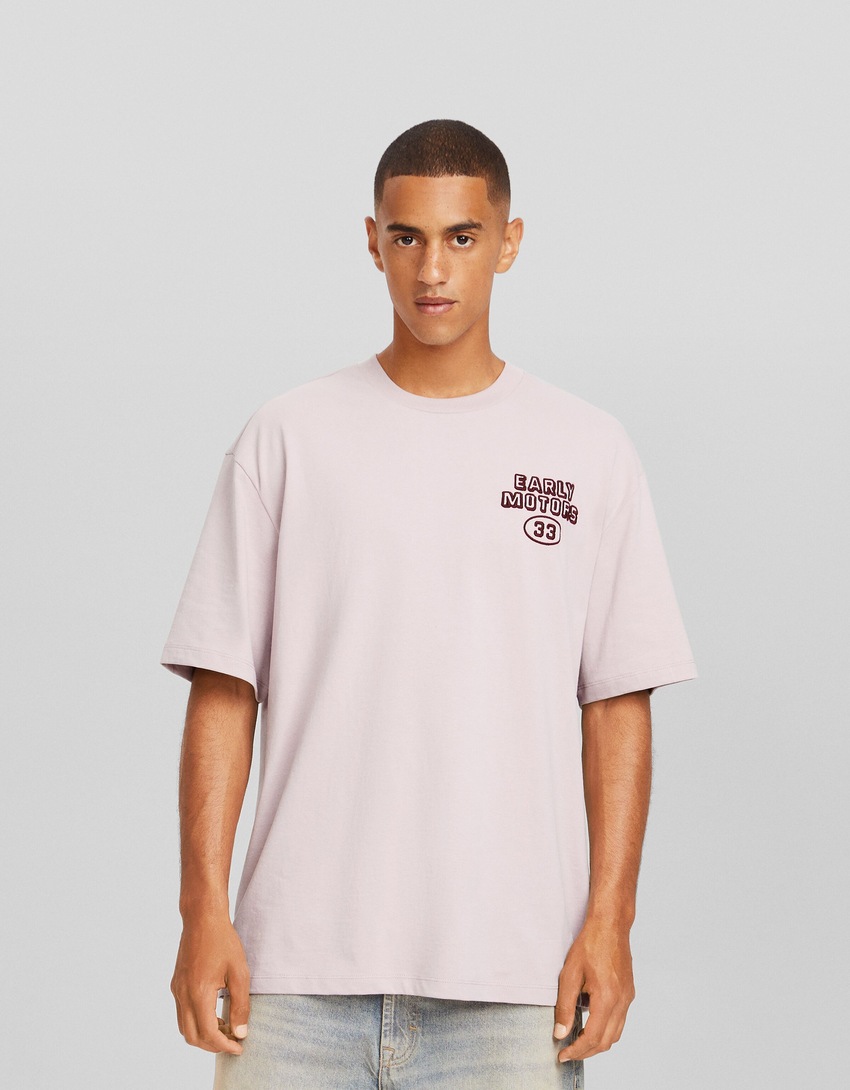 Camiseta de manga curta com modelagem quadrada e bordado.
