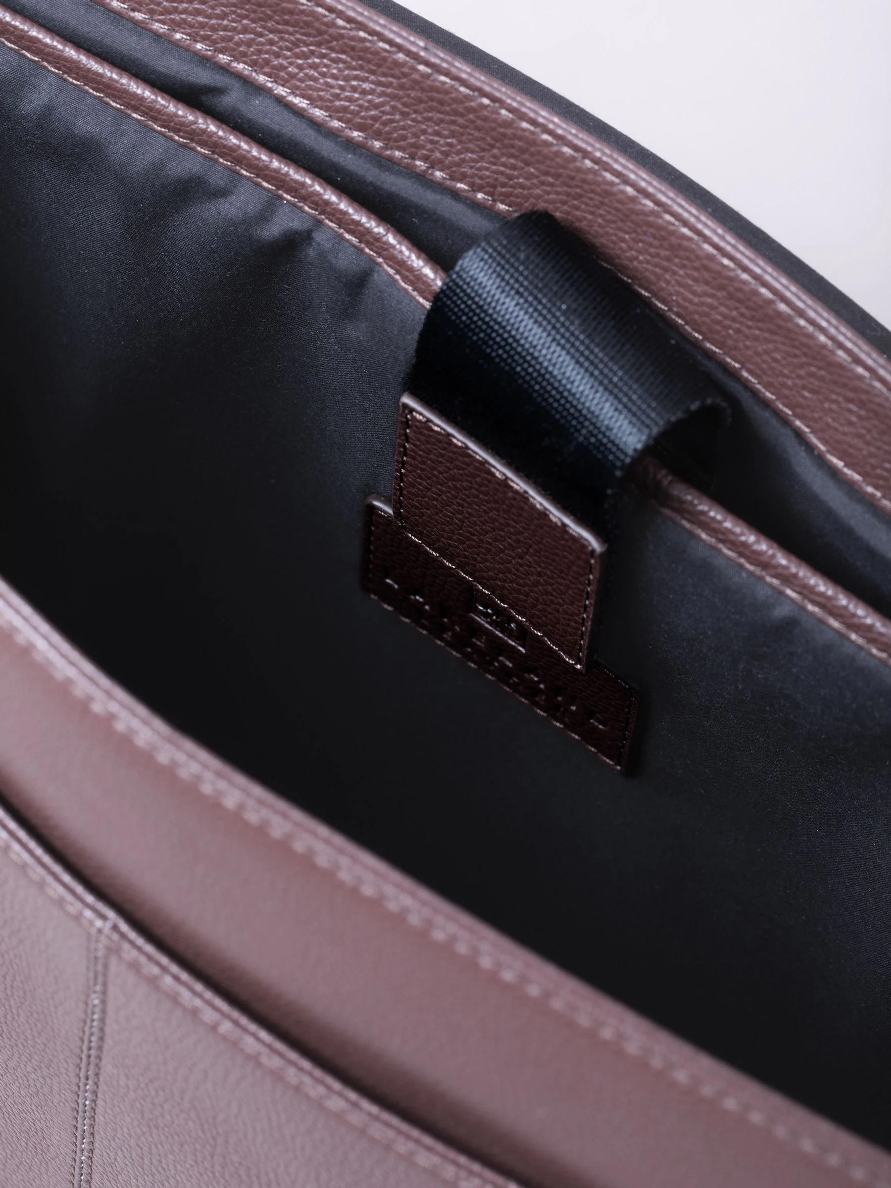Bruin - Lakeland Leather Crummock Laptop Messenger Bag