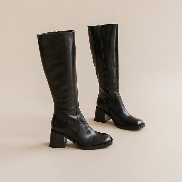 Bottes à talons épais et bouts carrés  en cuir noir