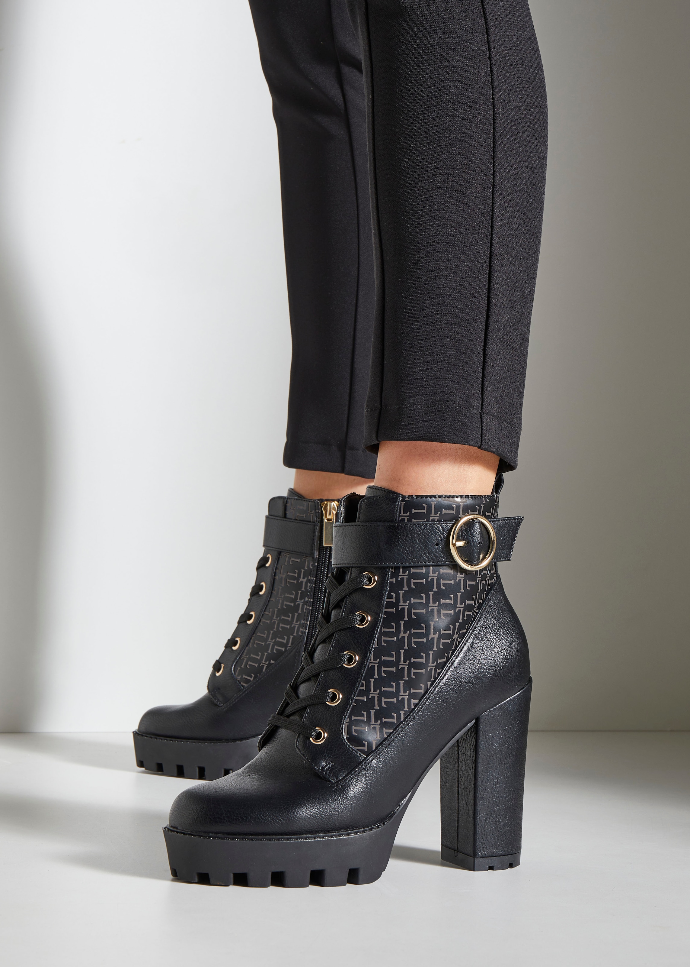LASCANA Stiefelette  mit Blockabsatz & raffinierter Musterung, High-Heel-Stiefelette VEGAN