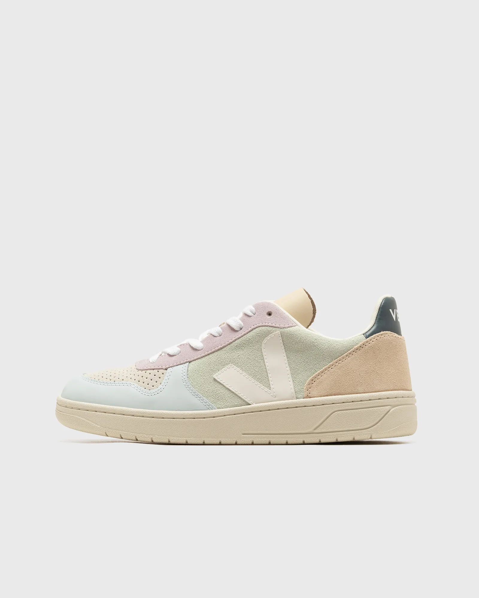 Veja V-10 SUEDE