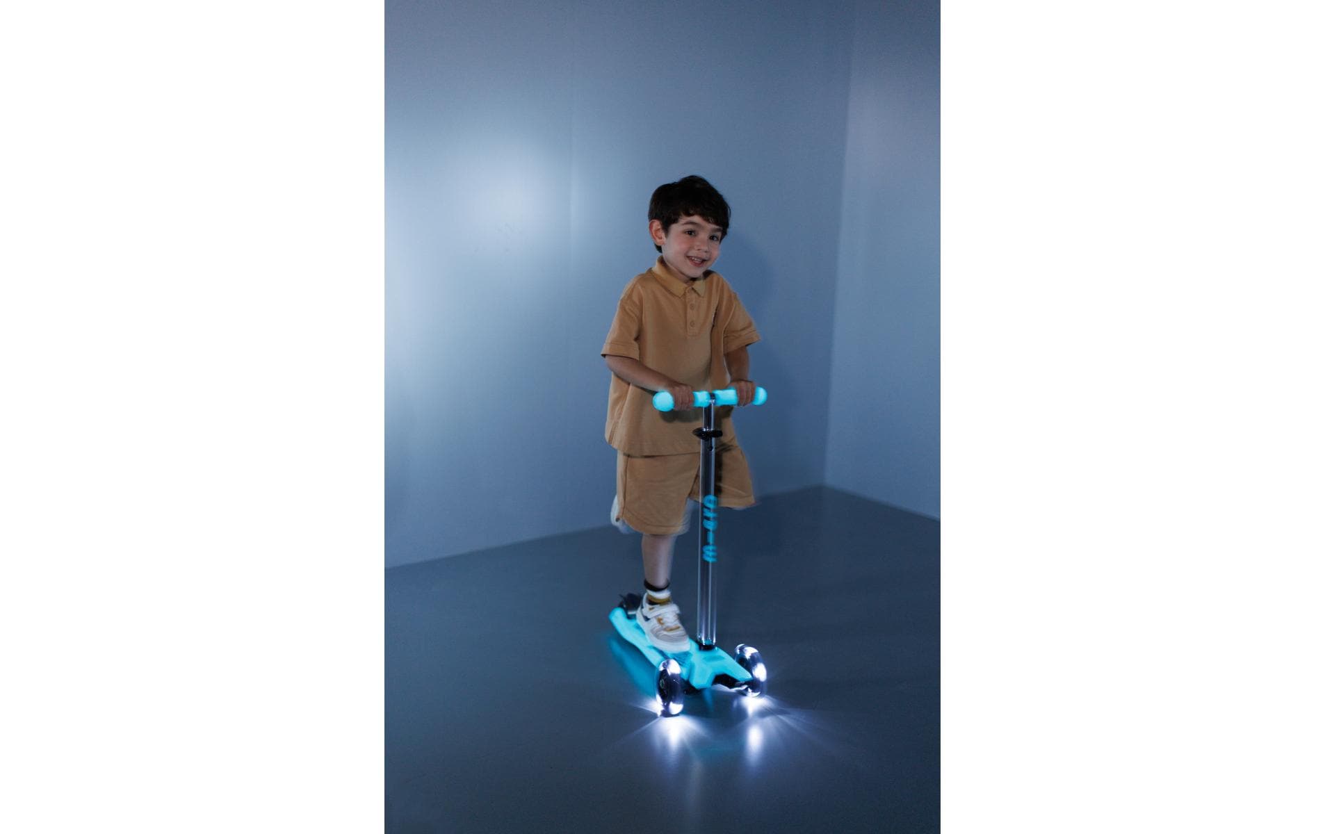 Kickboard Maxi Micro Deluxe Glow LED Blau<br>Scooter für Kinder