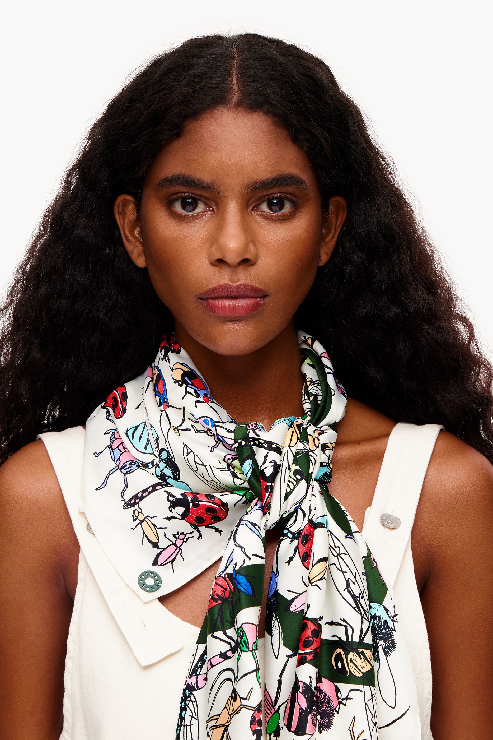Cachecol com insetos e logotipo em tom off-white