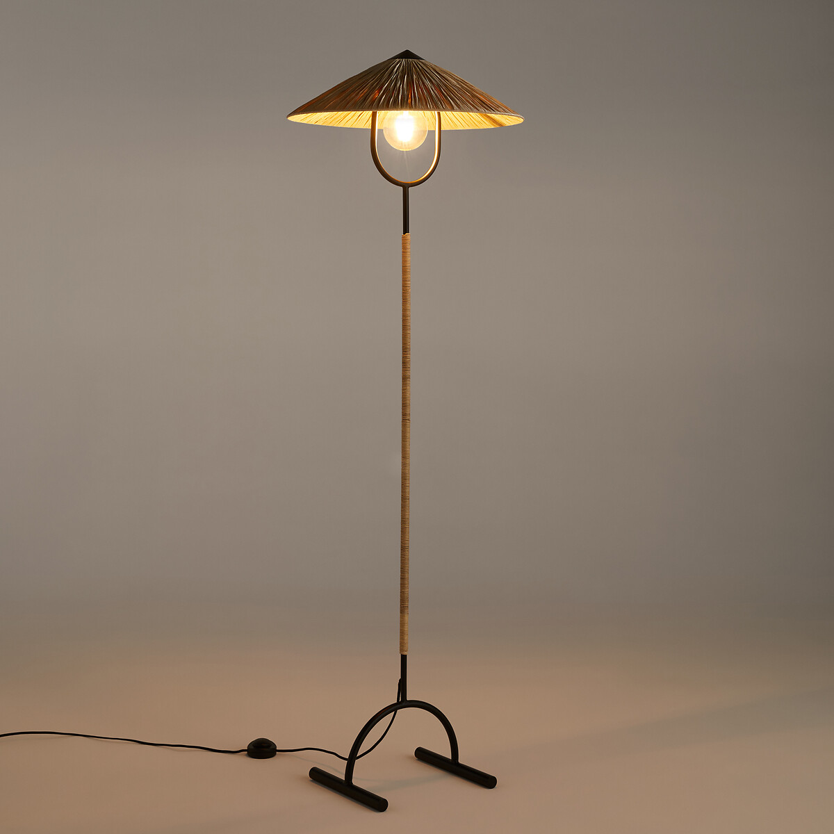 MAMA SHELTER X LA REDOUTE INTERIEURS<br>Luminária de chão em ferro e ráfia, Sr. Tanguy