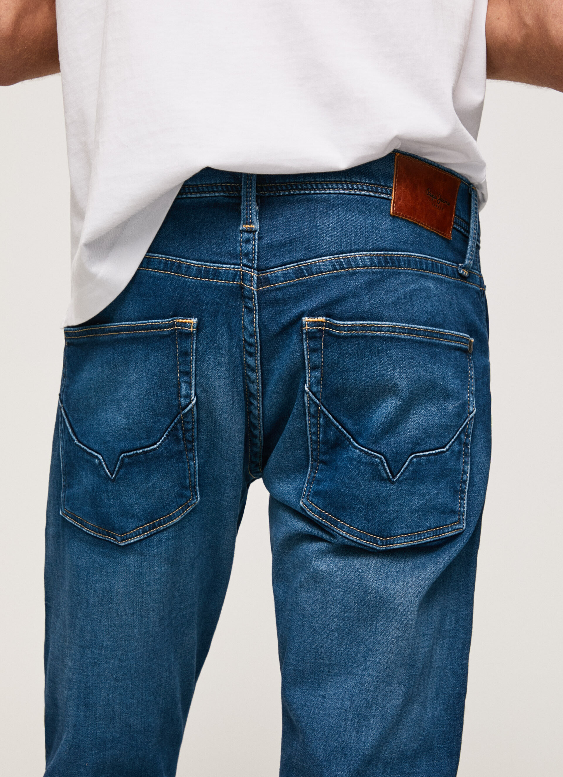 Calça jeans estilo esportivo com cintura regular - jeans