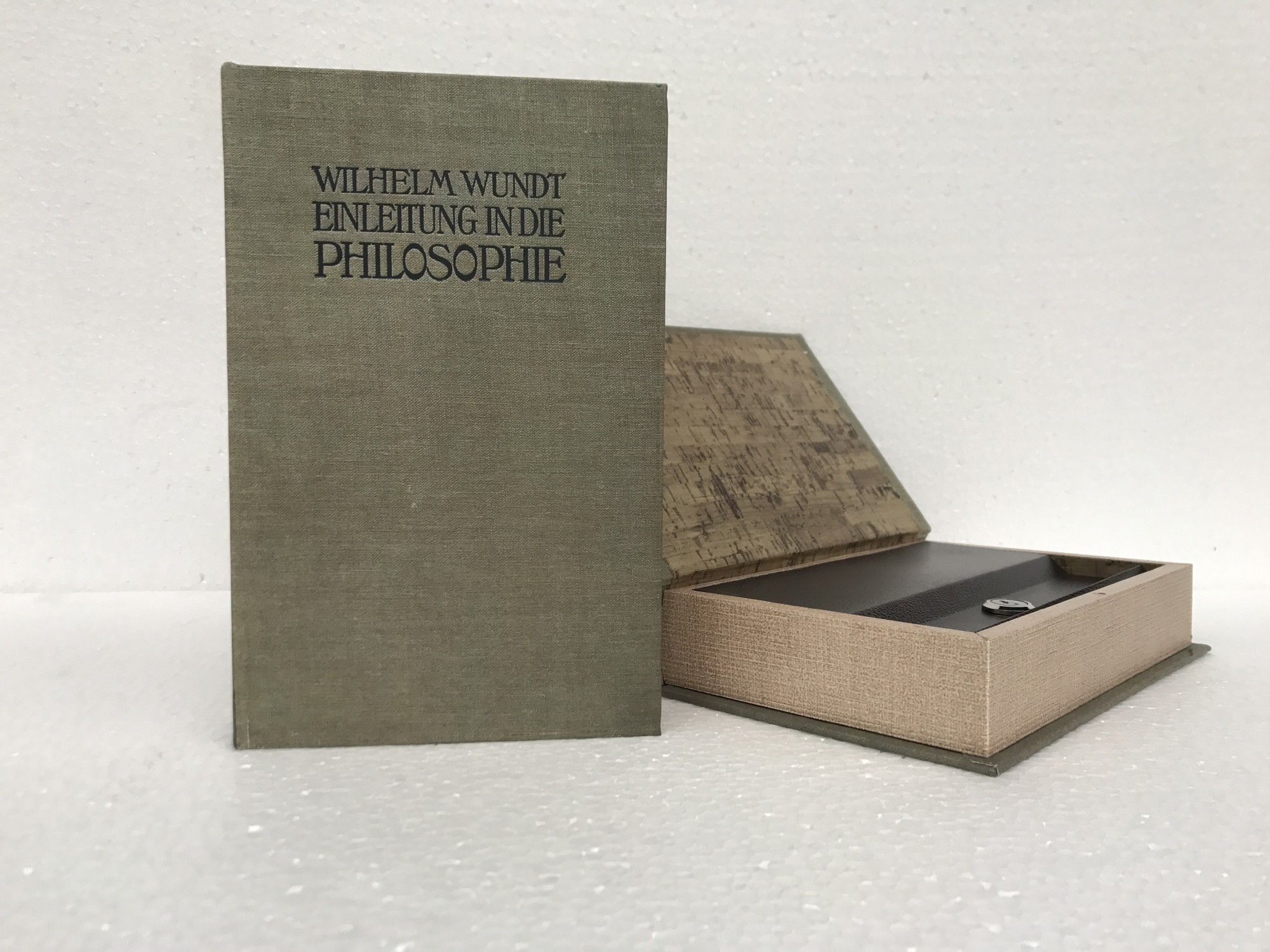 Buchhülle 'Einleitung in die Philosophie' mit Schließfach, T 5 cm, B 16 cm, H 24 cm von fischer's lagerhaus
