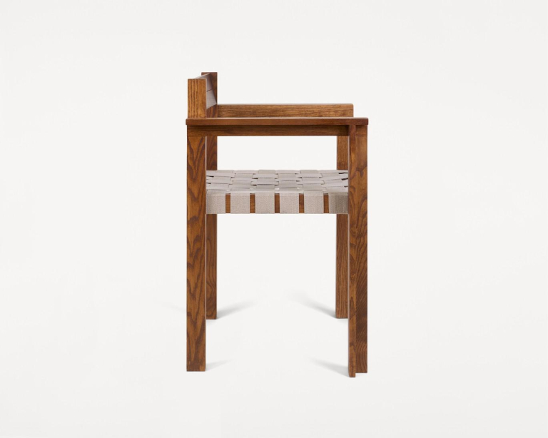 Frama Symmetry eetkamerstoel met armleuning Honey Ash Wood / Oat Fabric