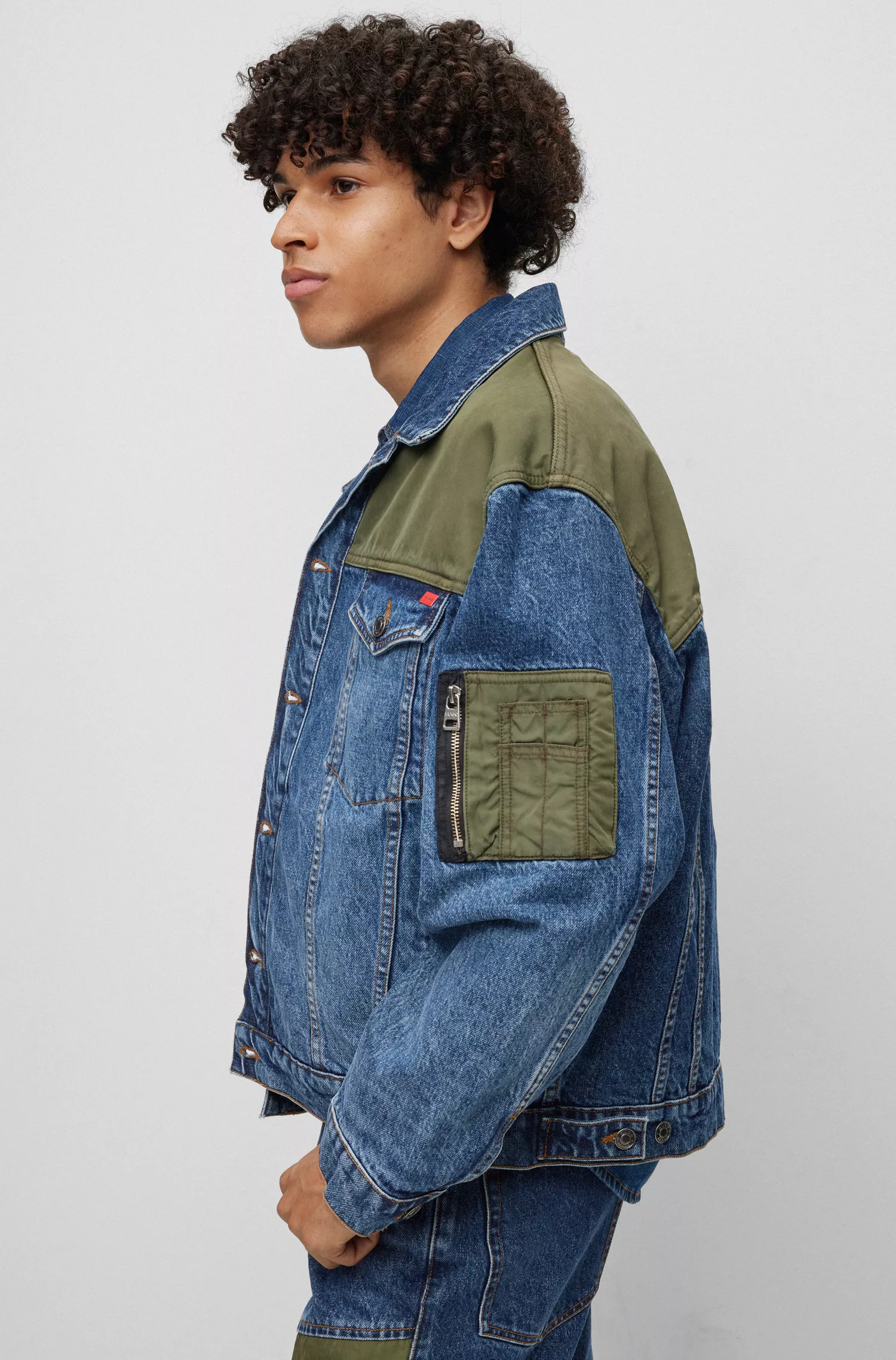 Jaqueta HUGO Red-Hybrid de modelagem relaxada em denim rígido azul.
