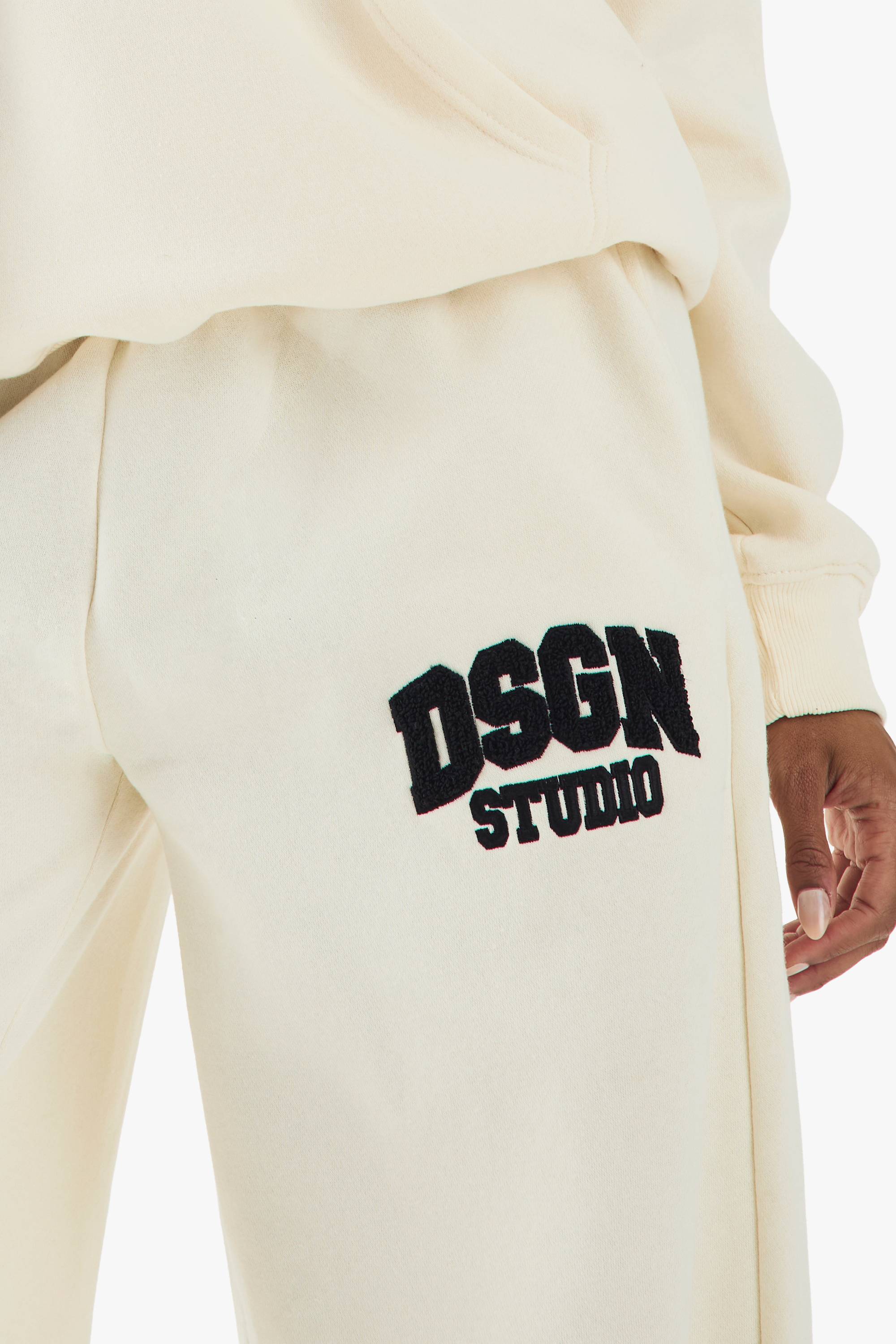 DSGN Studio Jogger droit en tissu éponge avec appliqué