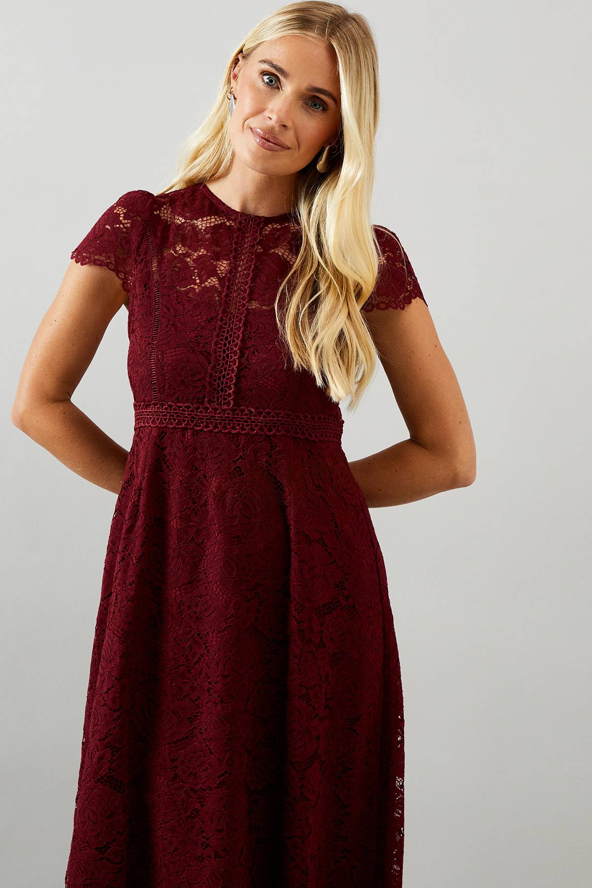 Wallis Robe Ajustée et Évasée en Dentelle Petite Taille