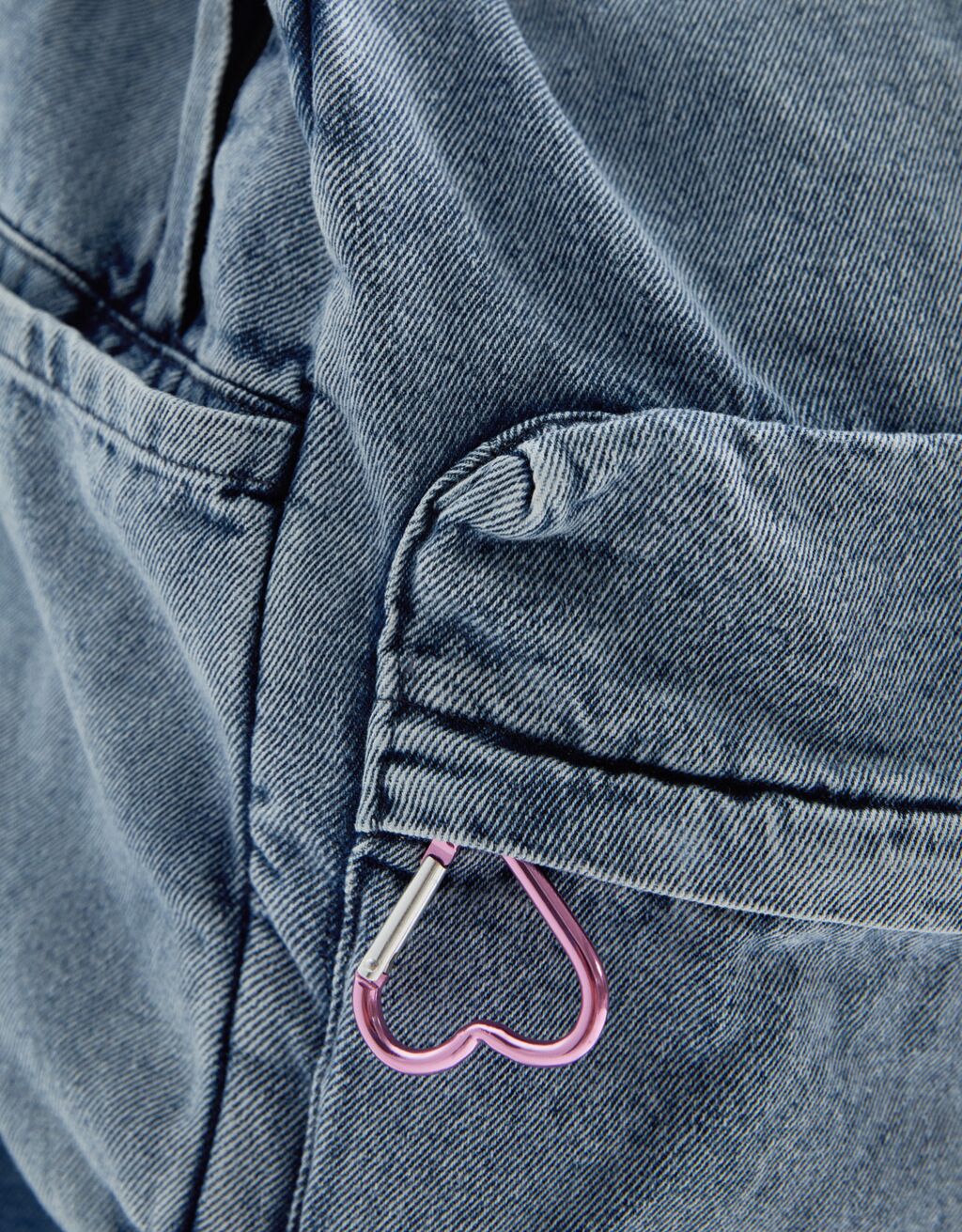 Mochila jeans com pingente de coração