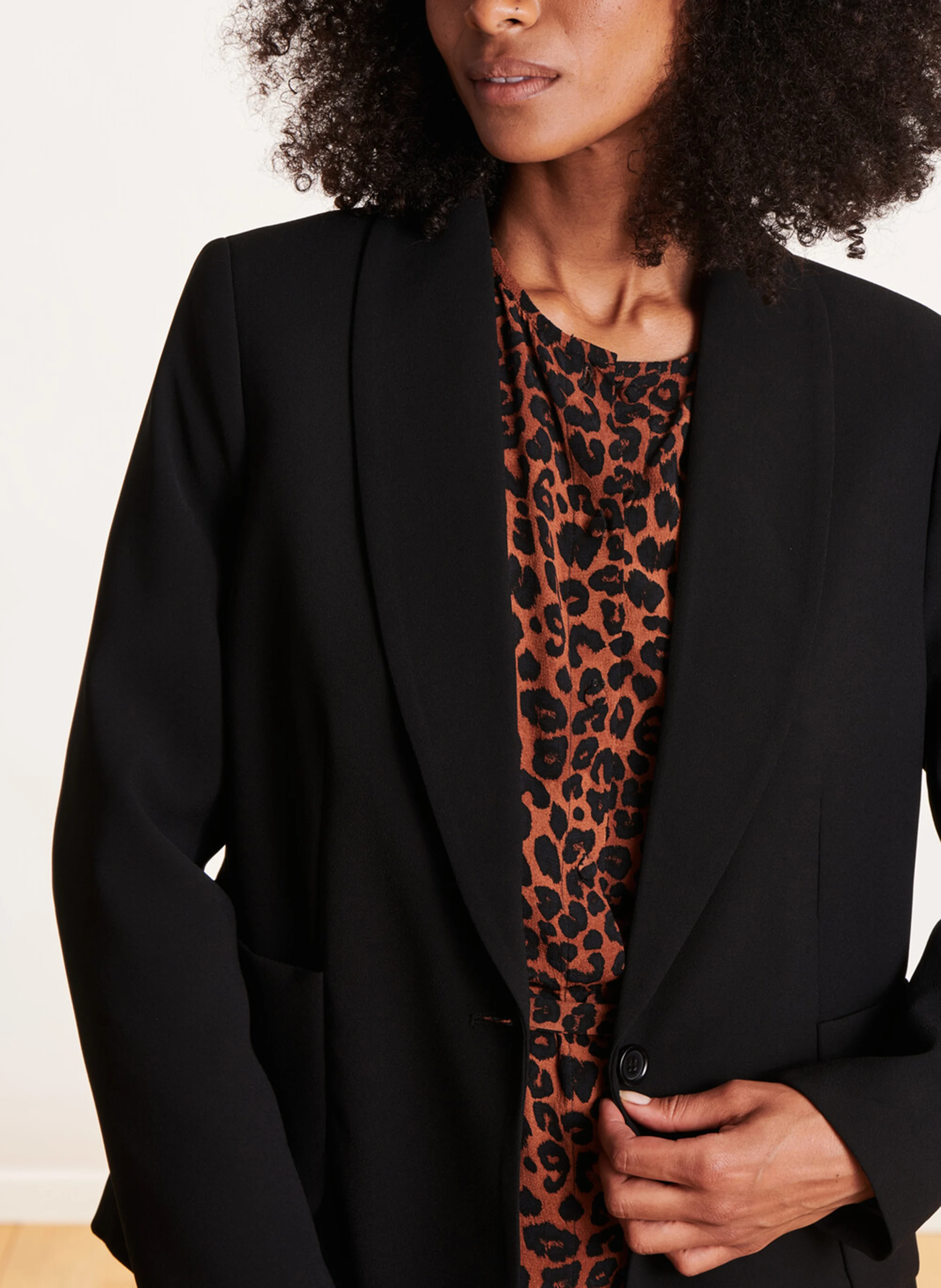 Veste de tailleur cintrée à col châle | Noir