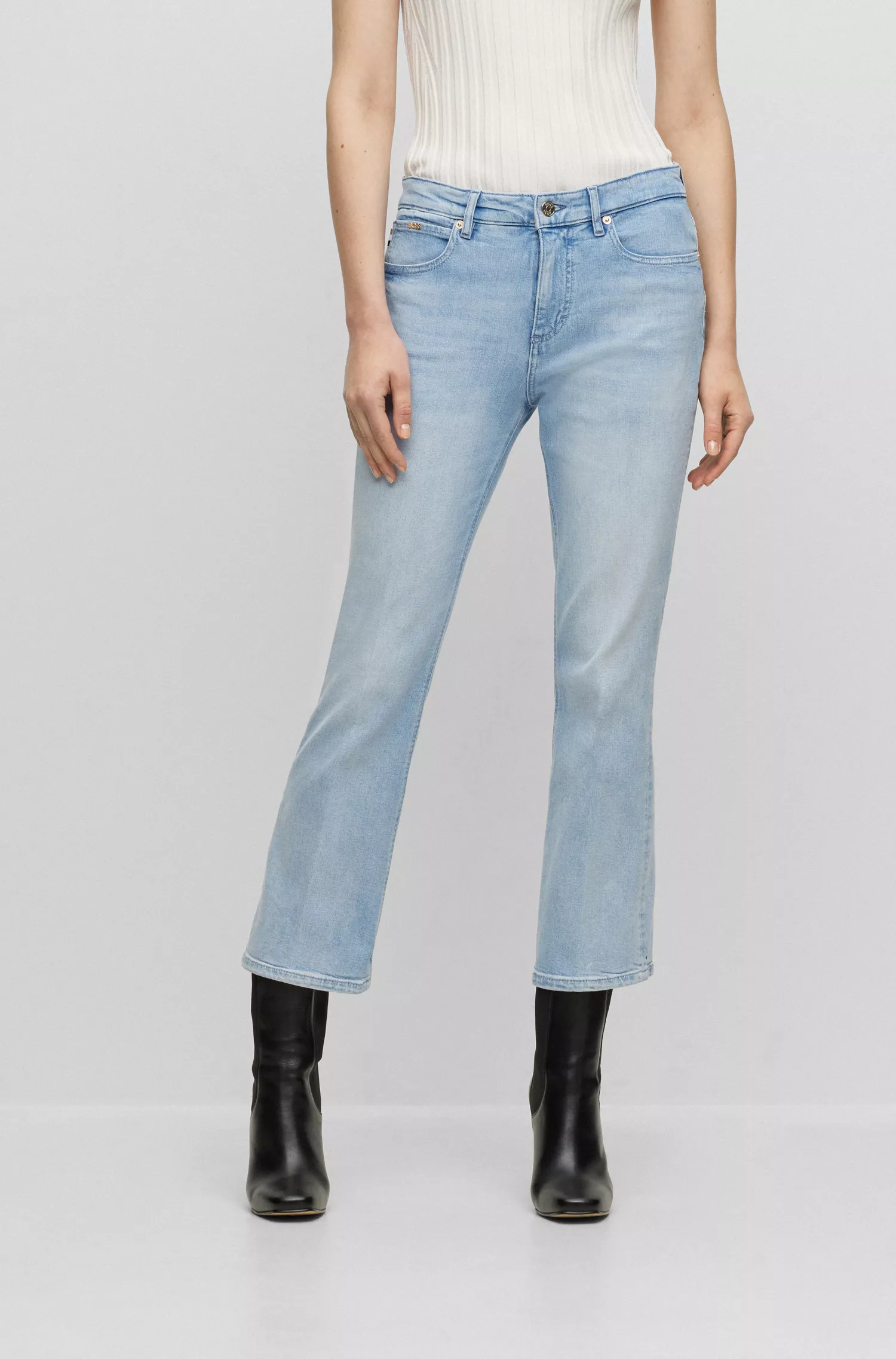 Calça jeans cropped preta BOSS em denim azul confortável com elasticidade.