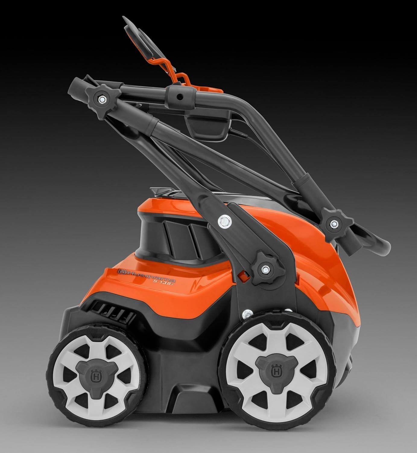 Husqvarna S138i Akku-Rasenvertikutierer – 36V Akku-Vertikutierer mit 37,5 cm Arbeitsbreite, Einstellbarer Tiefe, klappbarem Griff, doppeltem Akkufach und Save™-Modus – Ohne Akku und Ladegerät