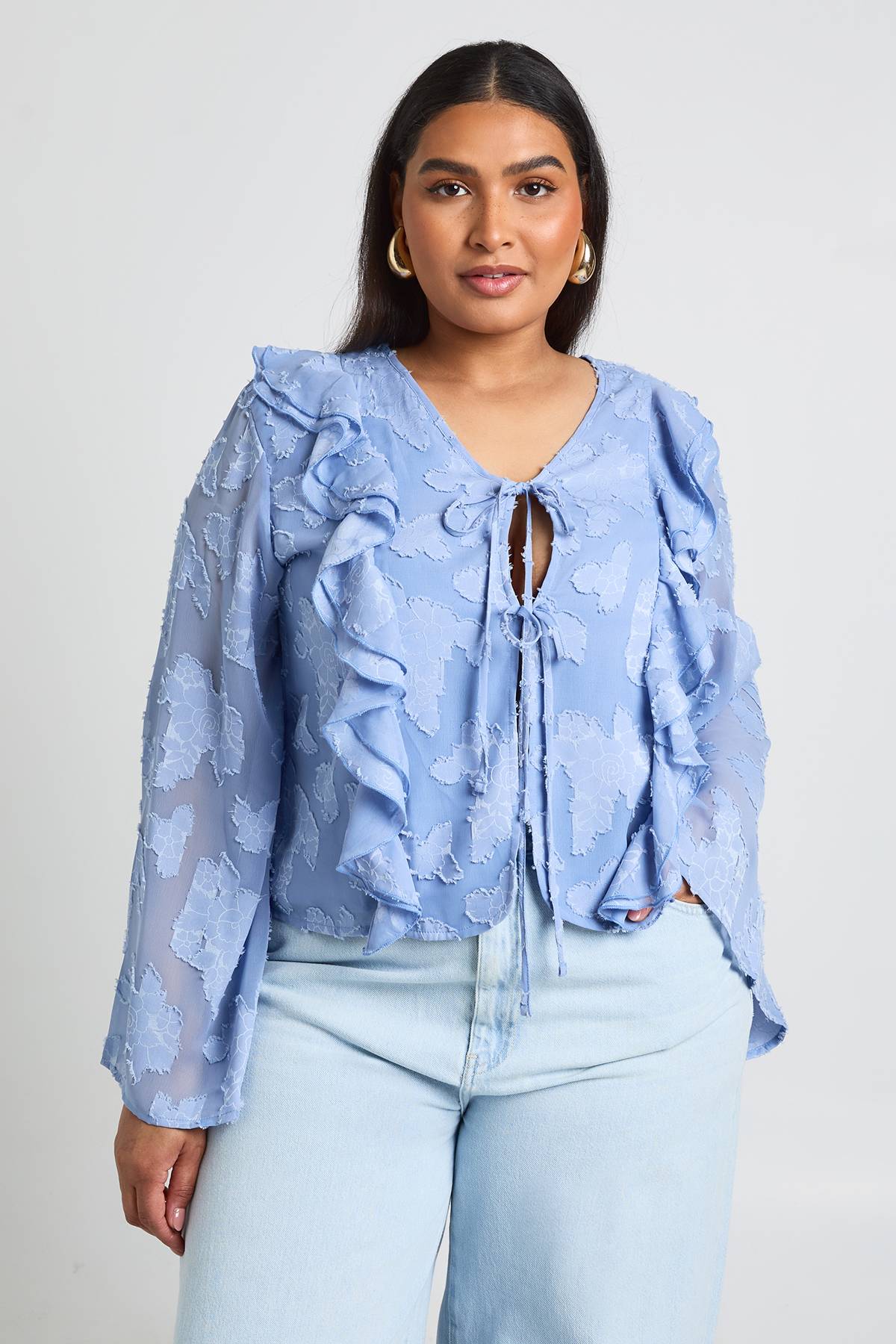 boohoo Blouse Grande Taille À Volants Cascade Et Lien Devant