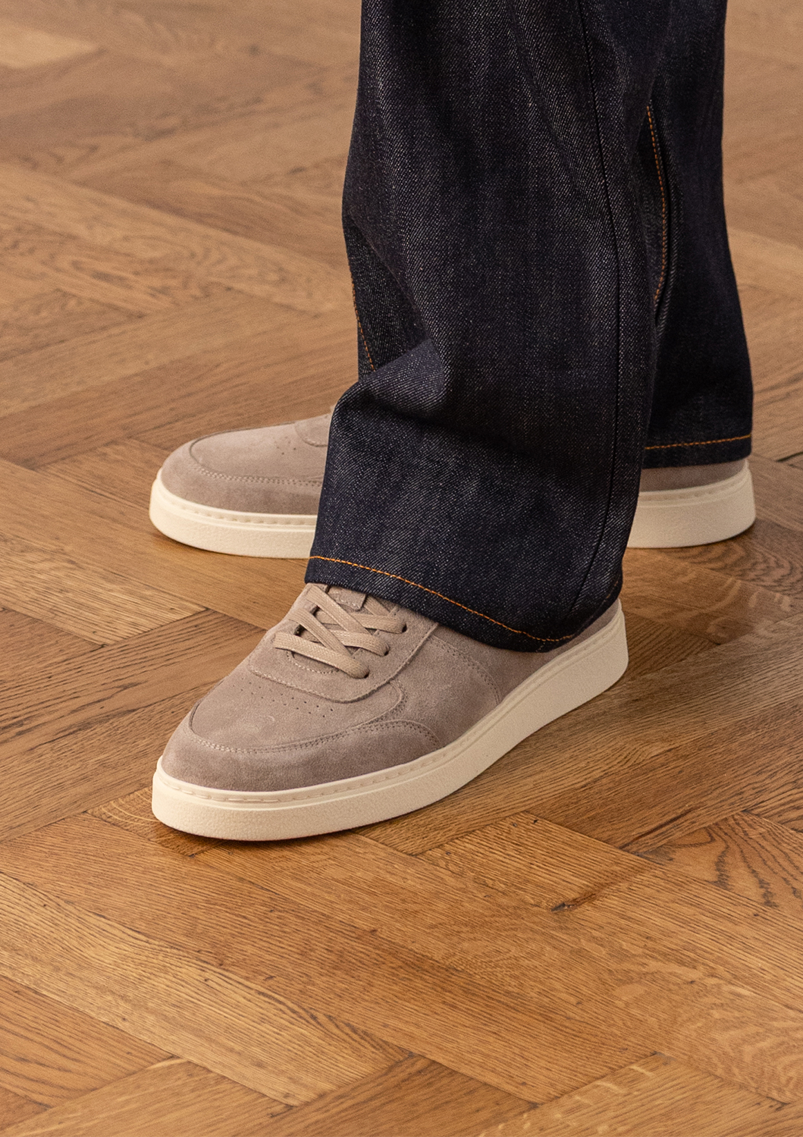 Beige suède sneakers