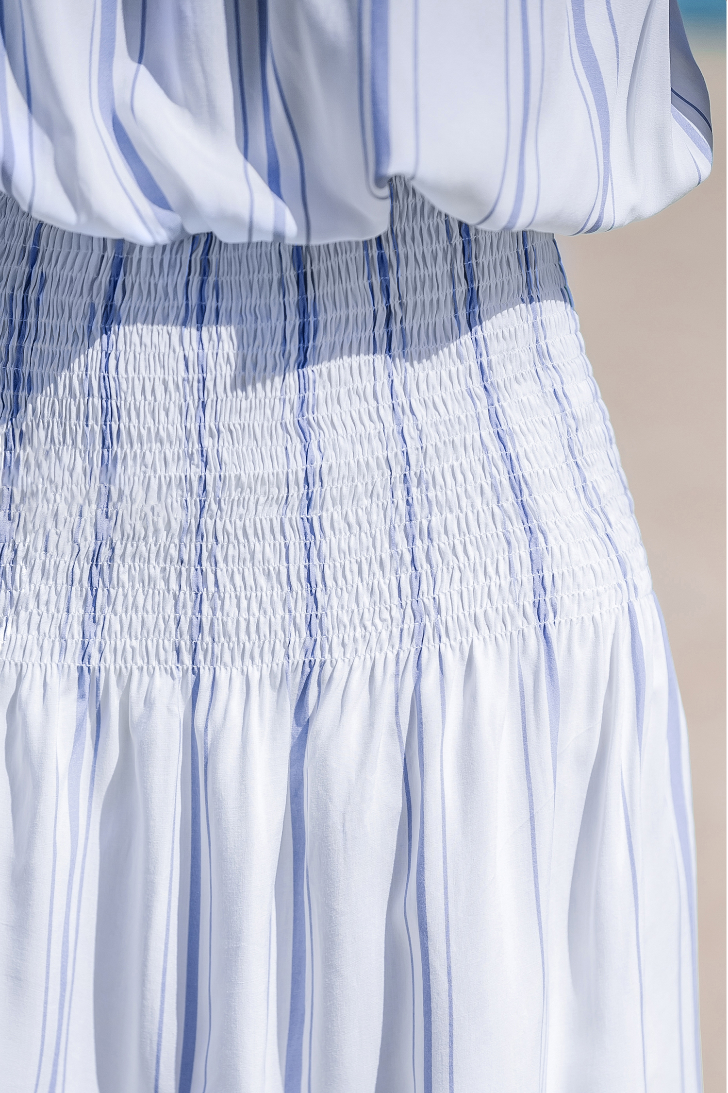 Robe mini tube à rayures et smocks