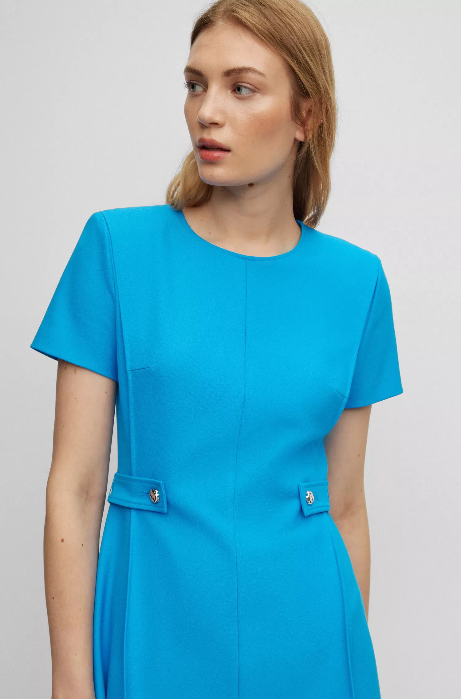 Vestido preto de manga curta da BOSS com detalhe de cinto parcial.