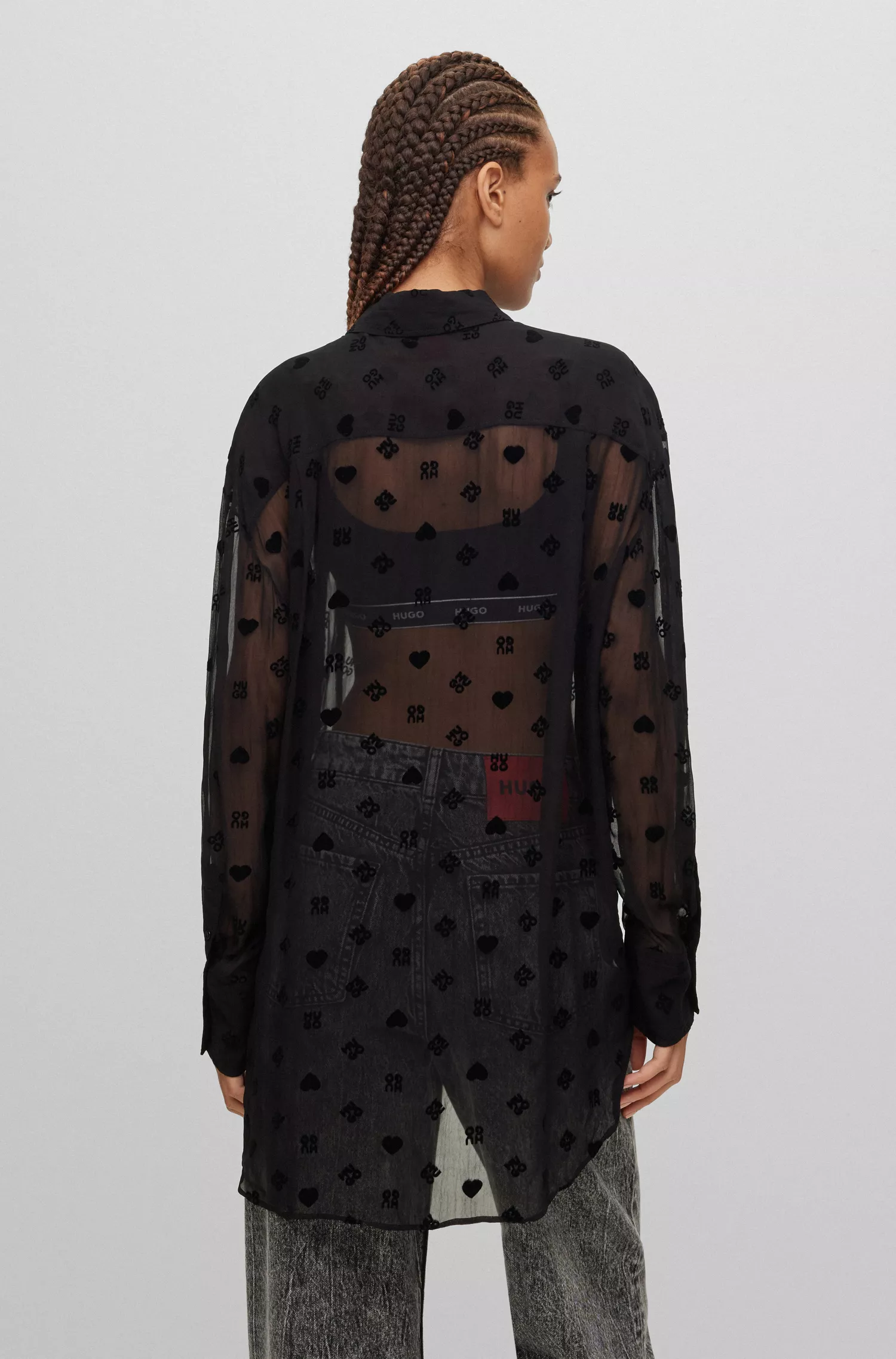 Blusa HUGO vermelha de corte longo e modelagem solta com estampa aveludada de logotipos sobrepostos.