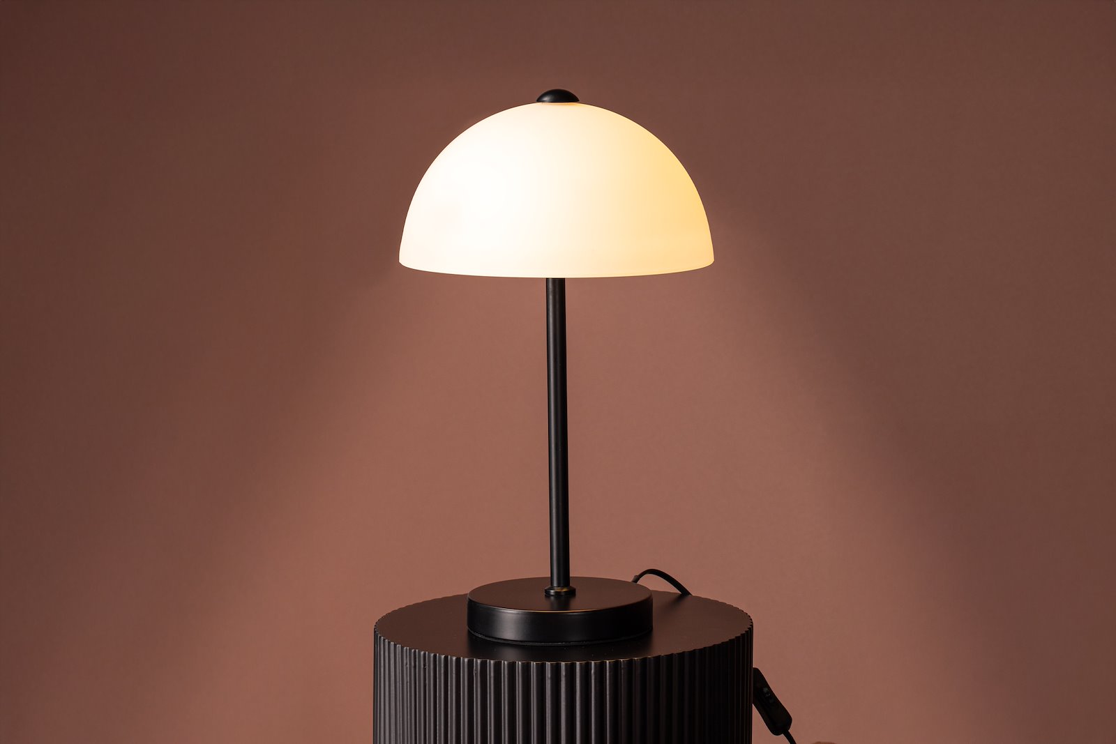 Ferrand bordlampe Sort med hvit glass skjerm