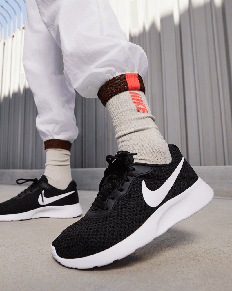 Chaussures Nike Tanjun Noir & Blanc pour femme