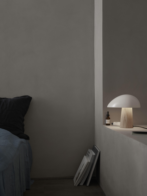 Fritz Hansen Night Owl tafellamp smokey wit gelakt essenhout