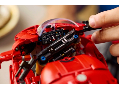 LEGO Ducati Panigale V4 S motor (42202)