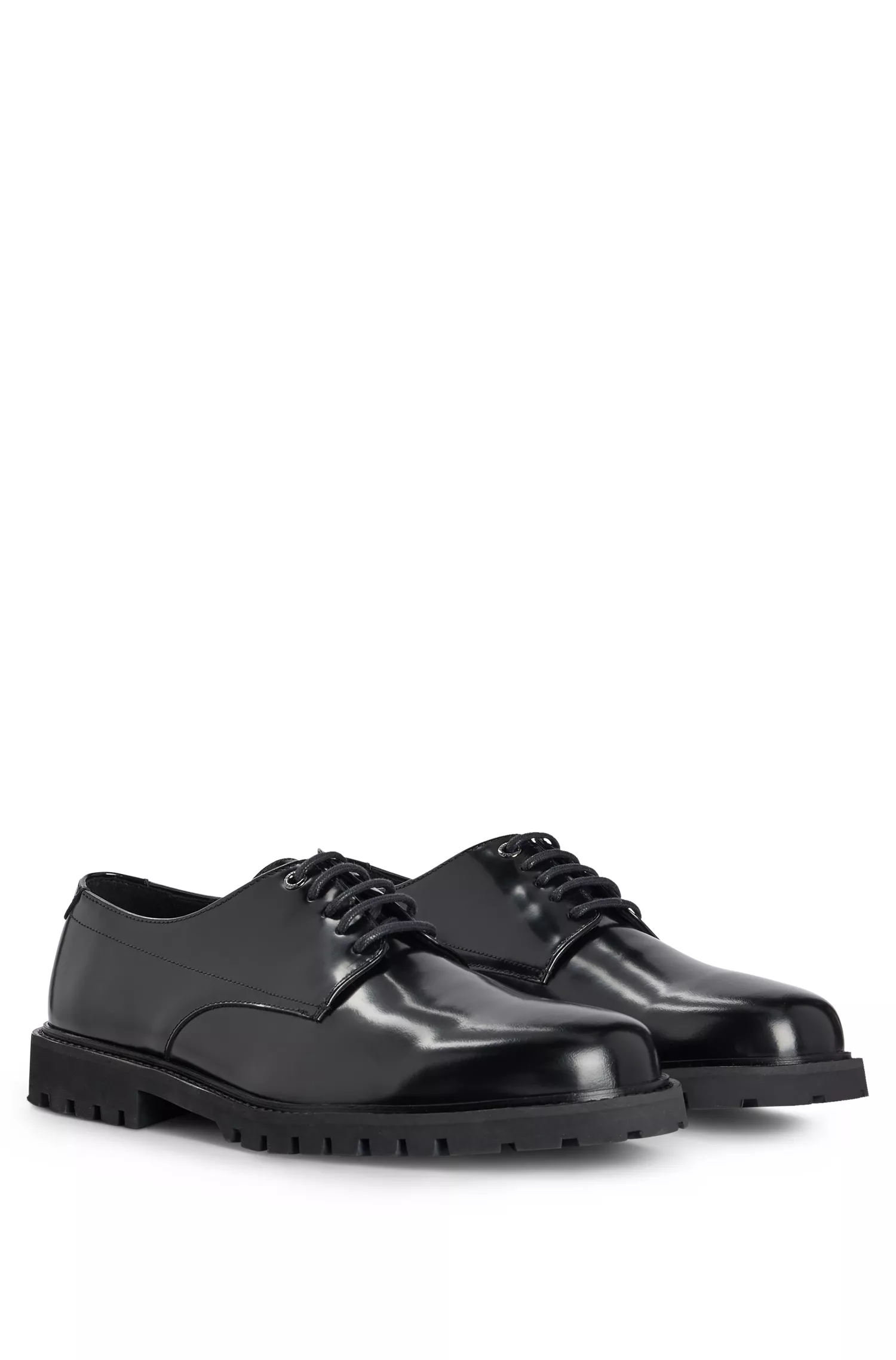 Sapatos BOSS Derby pretos em couro escovado com sola tratorada.