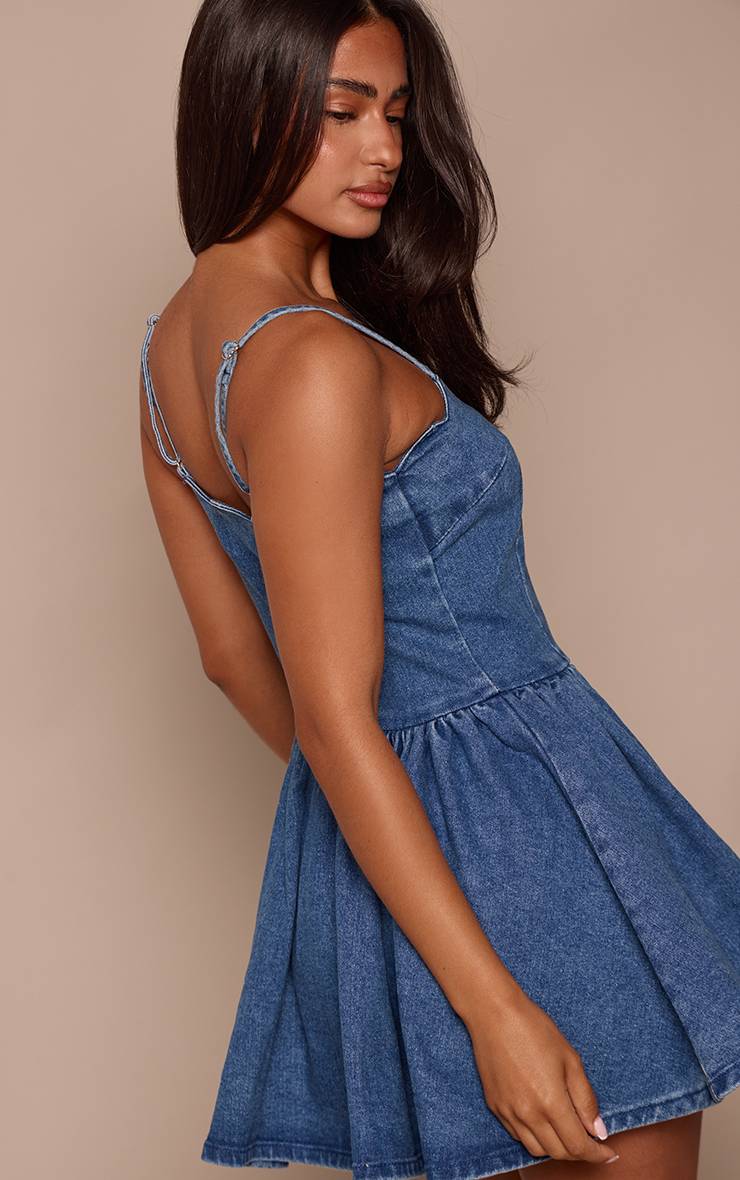 Mid Blue Wash Robe Mini En Denim Bleu Moyen À Taille Froncée Et Bord Festonné Petite