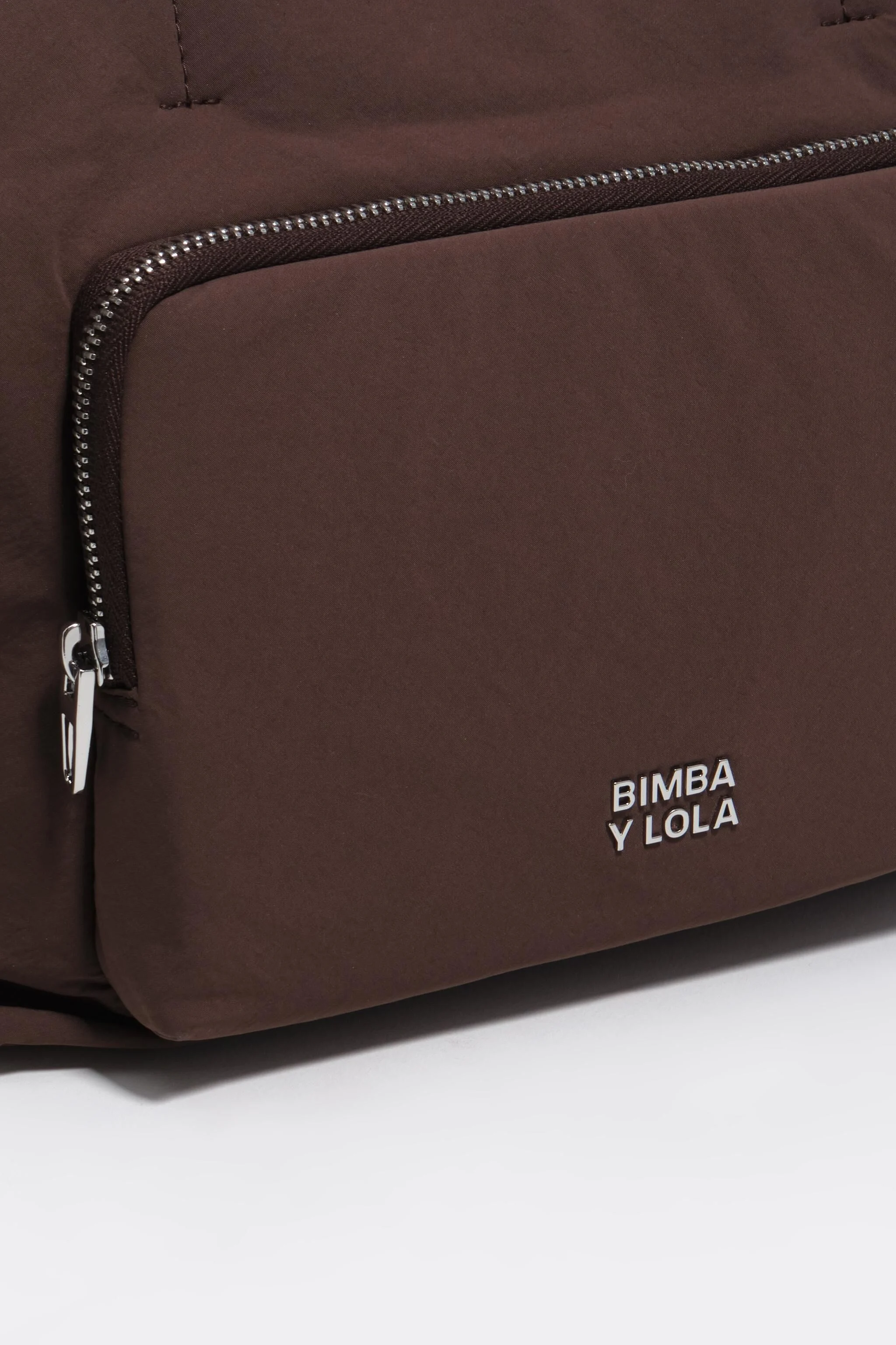 Bolsa transversal grande de nylon marrom escuro com bolsos.
