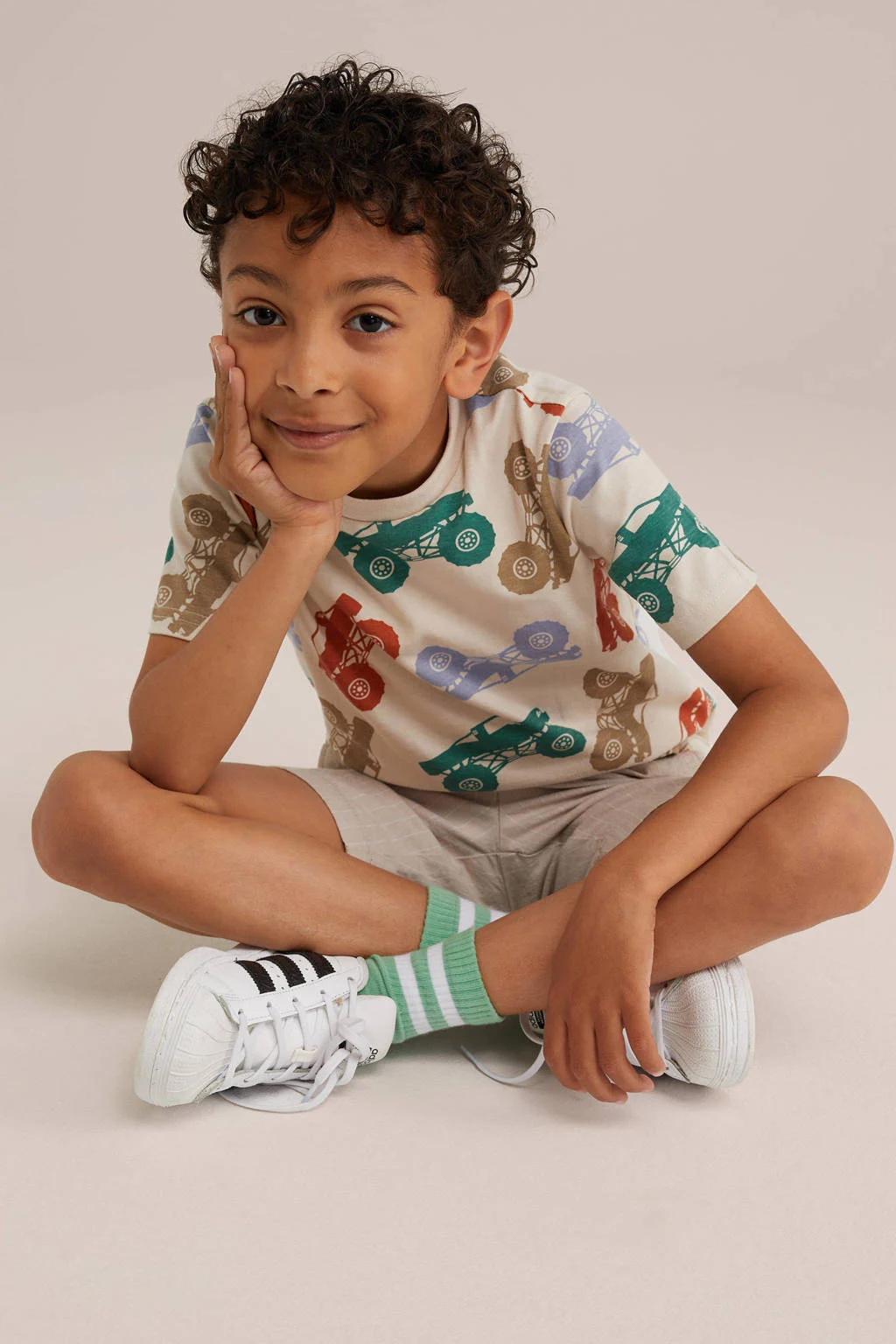 WE Fashion T-shirt met all over print beige