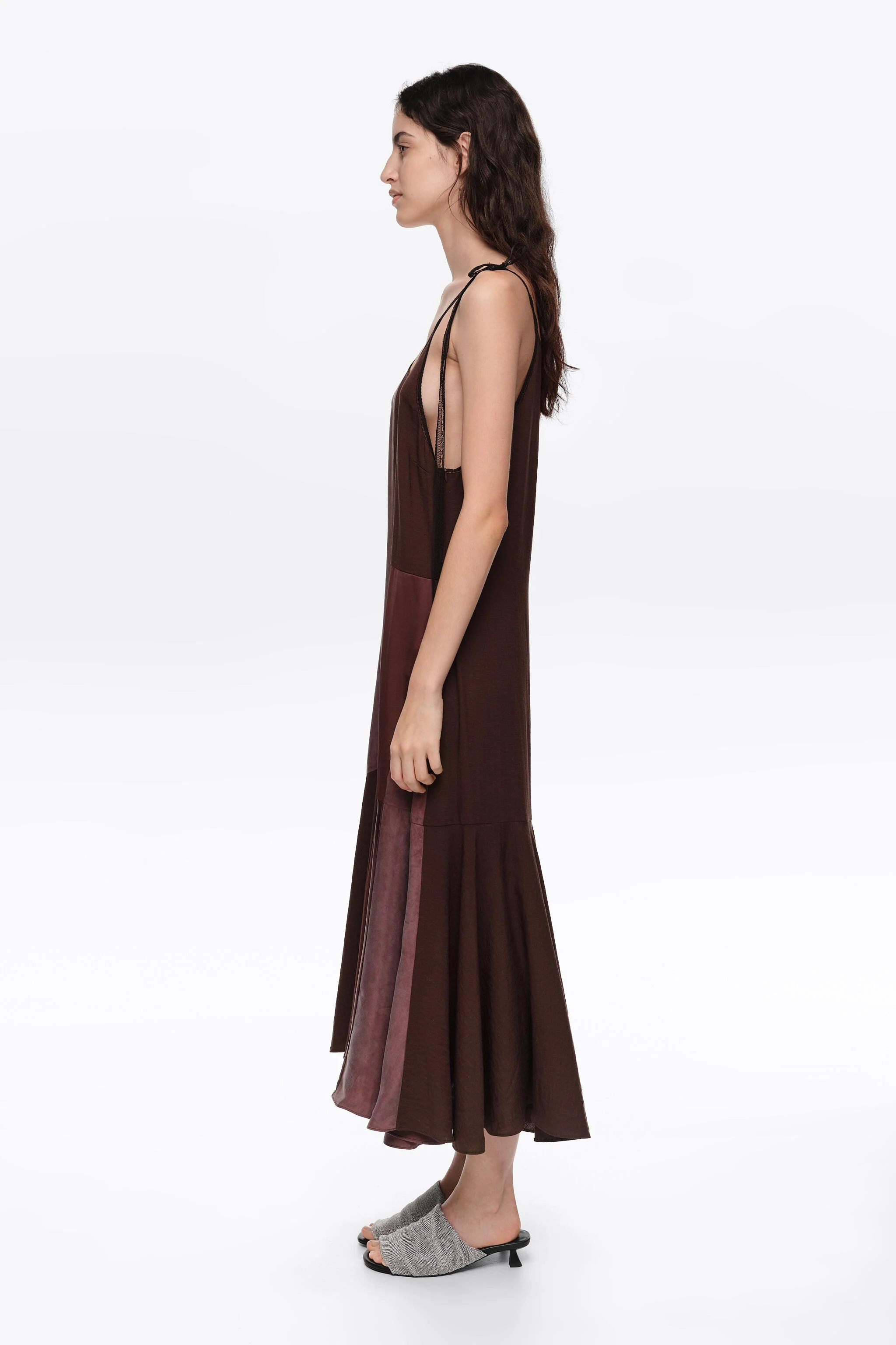 Vestido marrom fluido com alças e patchwork