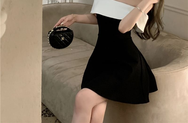 JIYON - Off-shoulder tweekleurige geplooide mini-A-lijnjurk