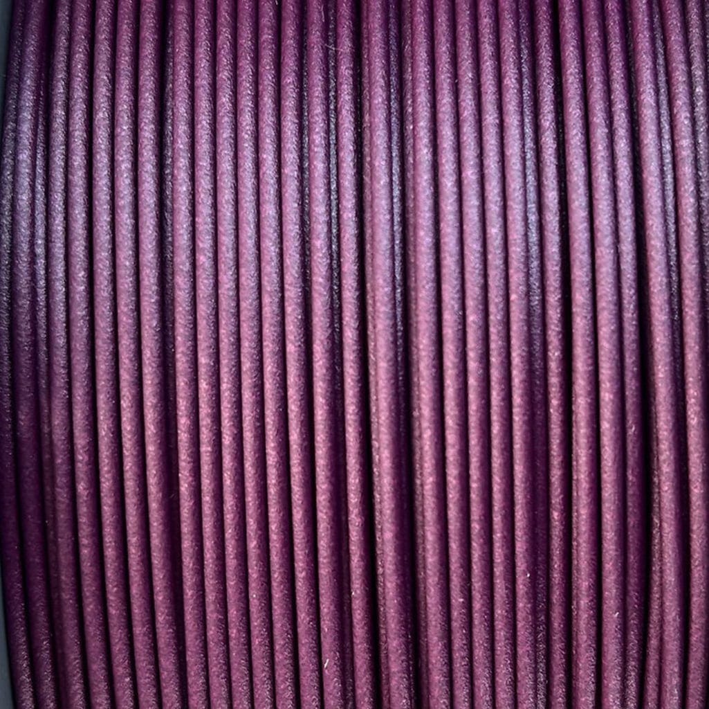 Nobufil  PETG CF Dark Burgundy, 1,75 mm / 1000 g    Mit Kohlenstofffasern verstärktes PETG Filament aus recycelten Industrieabfällen