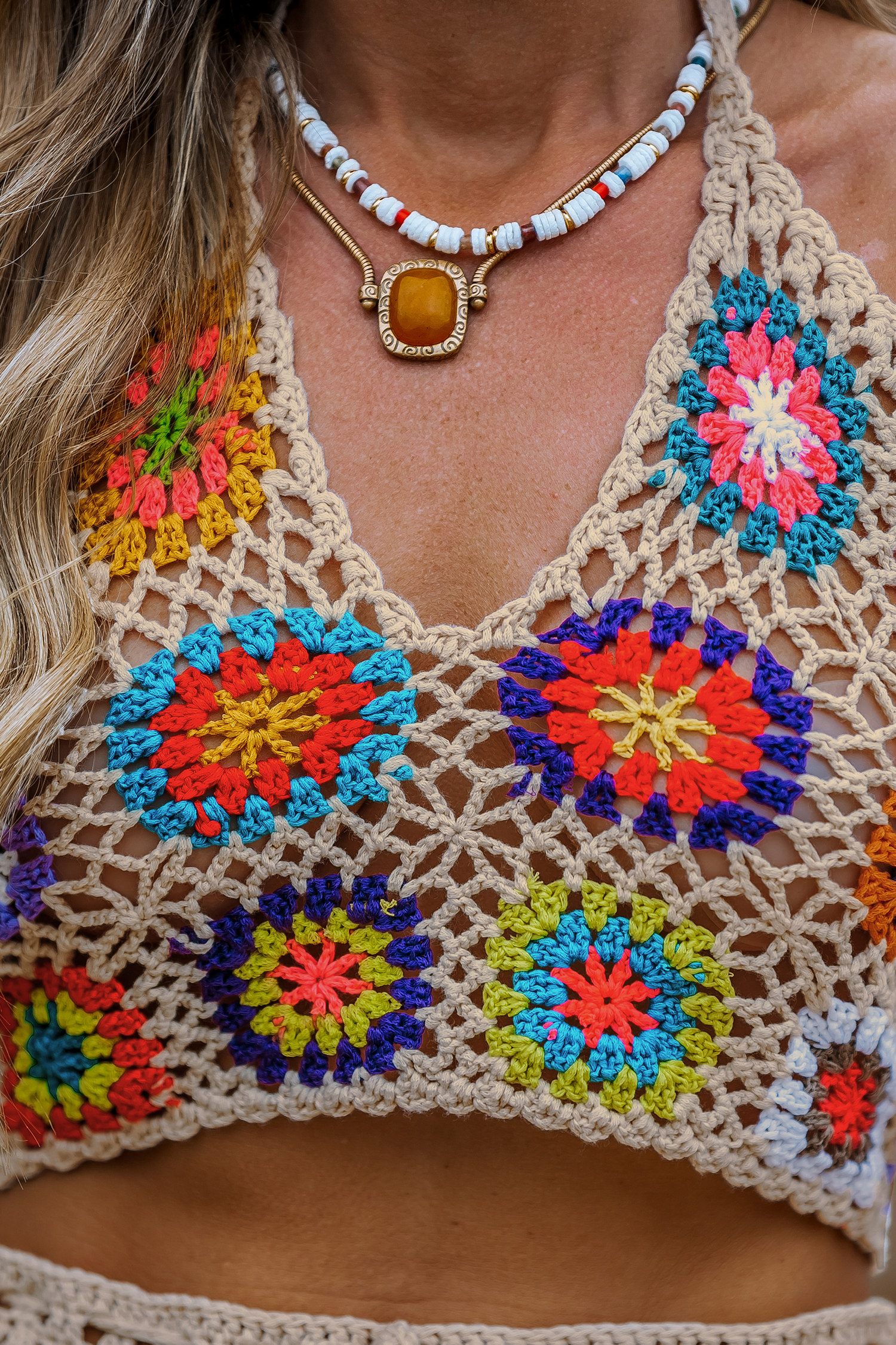 Haut cover up court en crochet avec col plongeant