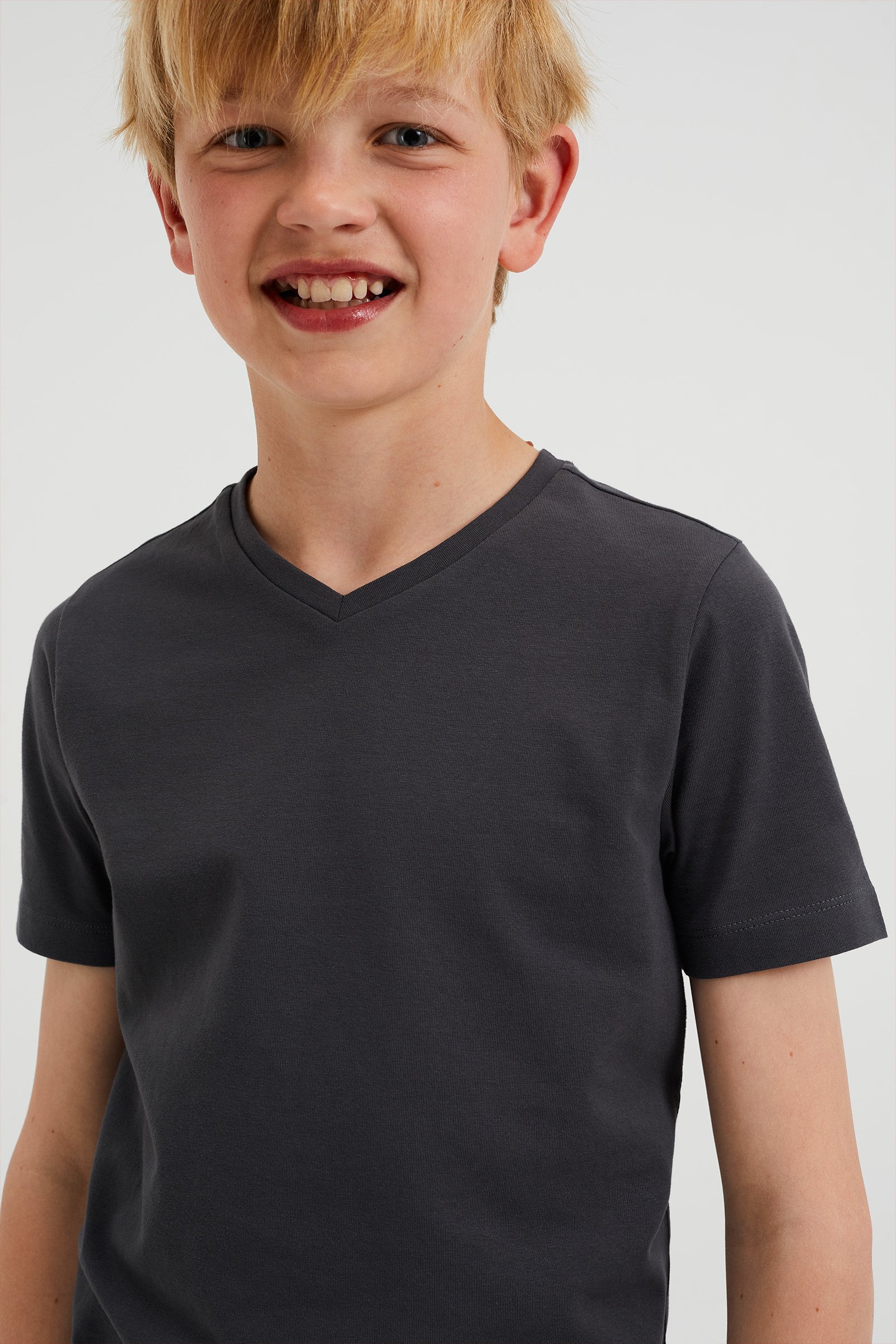 Jongens basic T-shirt met V-hals WE Fashion Donkergrijs