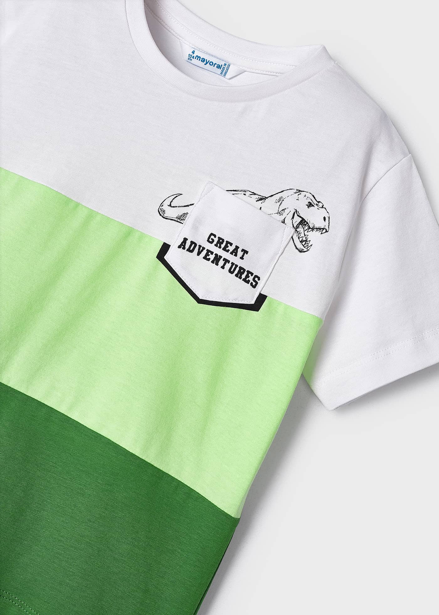 Conjunto infantil masculino com estampa em algodão sustentável.