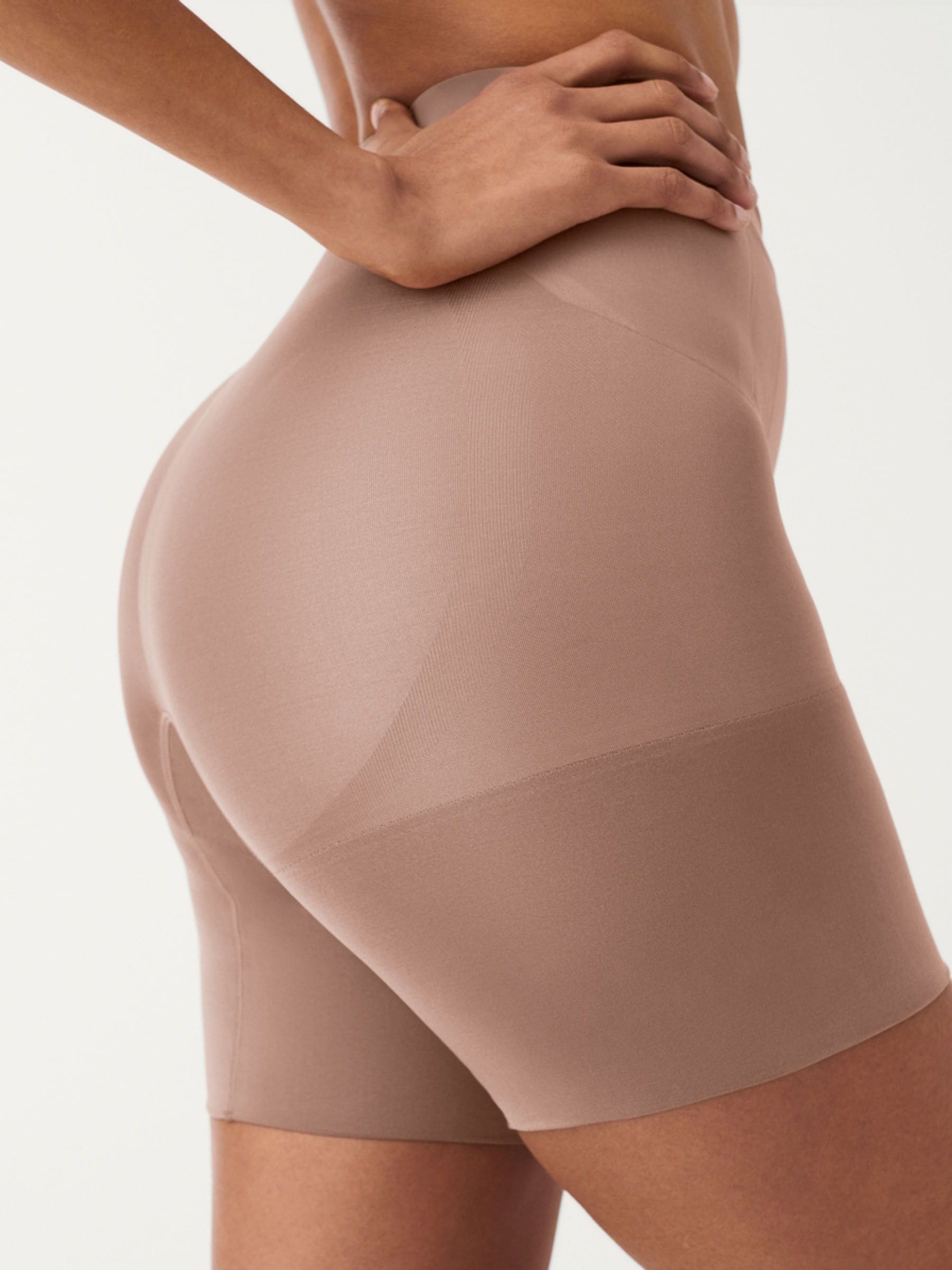 Donkernude - SPANX SPANXsculpt™ OnCore short met hoge taille tot halverwege de dij