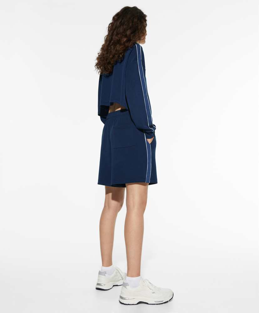 Blusa cropped de modal com aplique lateral