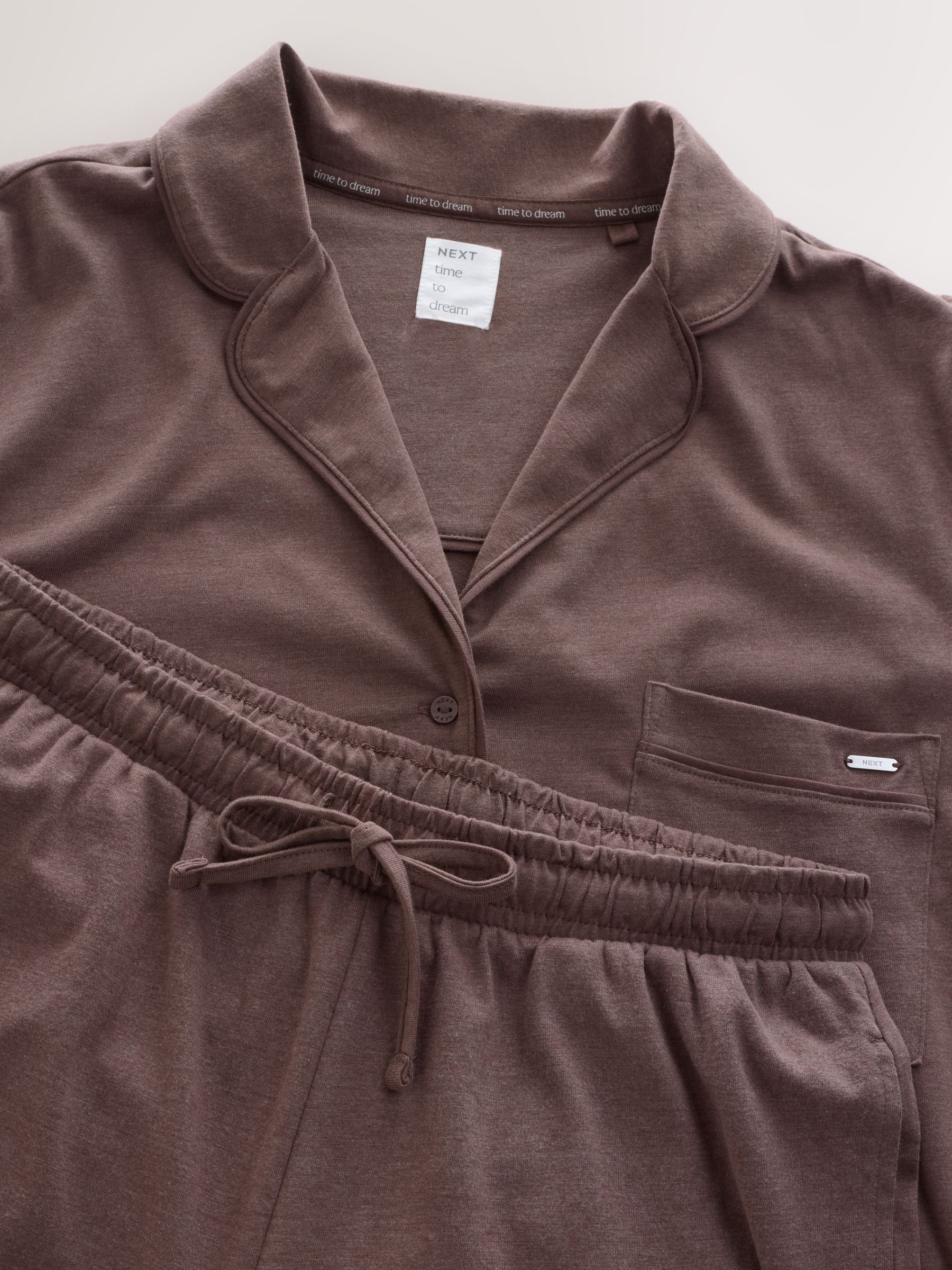 Mokkabruin - Pyjama met knopen en jerseystof