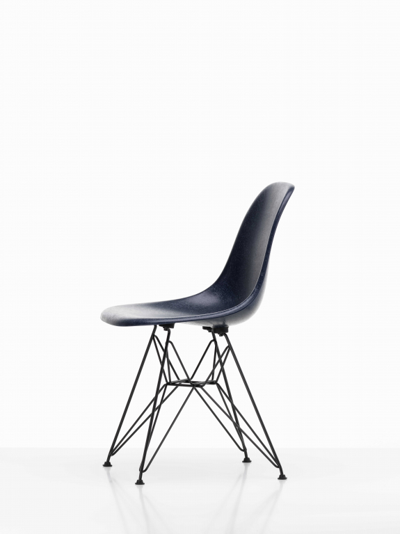 Vitra Eames DSR Fiberglass stoel zwart onderstel, parchment